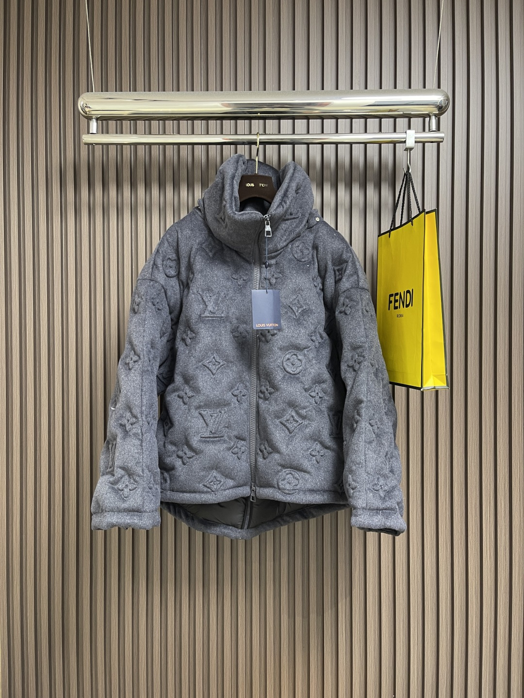 NO:537641,LV Presbyterian embossed down jacket, the fabric itself contains a lot of cashmere, and the inside is filled with 90 white duck down, which is super fluffy, and the process is difficult to craft. The embossing scrap rate of fabrics of different materials reaches more than 50%. The pockets are hidden invisible zippers, which are not warm and safe. The upper body effect is very good. It doesn’t look bloated, but it feels like a concave styling artifact. I also like gray clothes very much because the gray looks very high-end, and it is paired with the embossed presbyterian logo, which is low-key and fashionable, the same style as men and women!  Complete three standards. Size 42-44-46-48,,louis vuitton,down jacket,alexander wang19860909LV 老花浮雕压花羽绒服,面料本身含大量山羊绒,内里填充的是90白鸭绒,超级蓬松,工艺难的一笔,不同材质的面料压花报废率达到百分之五十以上,口袋是暗藏隐形拉链,不到保暖,安全性也是杠杠的,上身效果非常出色,看起来并不觉得臃肿,反而觉得是凹造型神器,个人也很喜欢灰色系的衣服,因为灰色显得很高的档次,再配上浮雕的老花Logo,低调又洋气,男女同款！三标齐全.尺码42-44-46-48,,louis vuitton,down jacket,alexander wang,Men's clothing