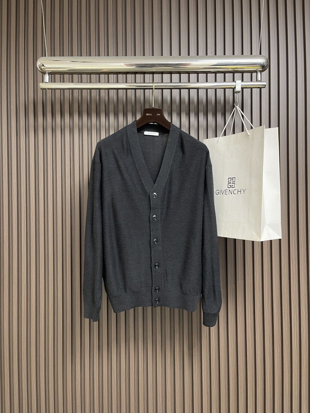 NO:537617,Lemaire 2025ss new single-breasted V-neck long-sleeved sweater, made of high-quality goat wool, creating a soft and delicate texture with exquisite rib knitting. The cardigan adopts a standard style design, and the V-neck cut is elegant and elegant, combining comfort and fashion sense. Size S-XL, sweaters, alexander wang19860909Lemaire 2025ss新款单排扣V领长袖针织衫毛衣,采用优质山羊毛精制而成,以精湛的罗纹针织工艺打造出柔软细腻的质感.开衫采用标准版型设计,V领剪裁优雅大方,兼具舒适性与时尚感.尺码S-XL,,sweaters,alexander wang,Men's clothing