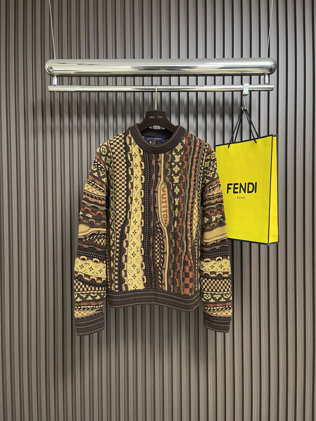 NO:537643,LV jacquard pullover round-neck knitted sweater, this pullover pays tribute to the street fashion of the early years, and uses jacquard knitting technology to depict the brand identity. It is eye-catching to join the 2025 autumn and winter series jointly developed by Pharrell Wiliams and Nigo. It can be matched with classic items and easily upgraded various styles. Size S-XL, louis vuitton, sweaters, alexander wang19860909LV 提花套头圆领针织毛衣,本款套头衫致敬年代初期的街头时尚,以提花针织工艺描绘品牌标识,瞩目加入 Pharrell Wiliams和Nigo携手合作的2025秋冬系列.可搭配经典单品,轻松升级各式造型.尺码S-XL,,louis vuitton,sweaters,alexander wang,Men's clothing