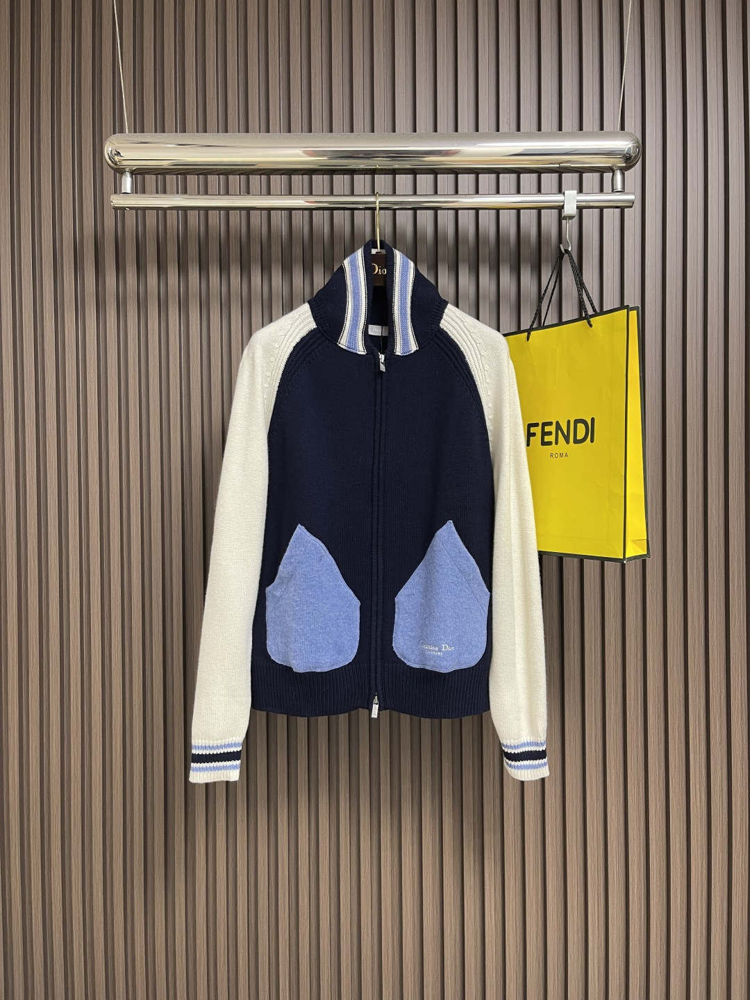 NO:540675,Dior College Style Cardigan Jacket, Blue and Beige Jersey felt fabric Christian Dior Couture Lily of the Valley Embroidery, this Christian Dior Couture Lily of the Valley Embroidery is a new product in the fall 2025 men's clothing series, reinterpreting the university style with a color-blocking design. It is carefully crafted with blue and beige jersey felt fabric, paired with contrasting pockets and sleeves, unique. It is decorated with Christian Dior Couture embroidery, embellished with beads and lily of the valley flowers, paying tribute to Mr. Dior's love for flowers. It can be matched with other items in the series to create exquisite shapes. Size S-XL,,dior, jackets & coats, jackets & coats, alexander wang19860909Dior 学院风开衫夹克外套,蓝色和米色平纹针织毛毡面料 Christian Dior Couture铃兰刺绣,这款 Christian Dior Couture 铃兰刺绣双色学院风开衫是二零二五秋季男装系列新品,以拼色设计重新诠释大学风格.采用蓝色和米色平纹针织毛毡面料精心制作,搭配对比鲜明的口袋和衣袖,别具一格.饰以Christian Dior Couture刺绣,点缀以珠饰和铃兰花朵,向 Dior先生对花朵的热爱致敬.可与该系列的其他单品搭配,打造精致造型.尺码S-XL,,dior,jackets & coats,jackets & coats,alexander wang,Men's clothing