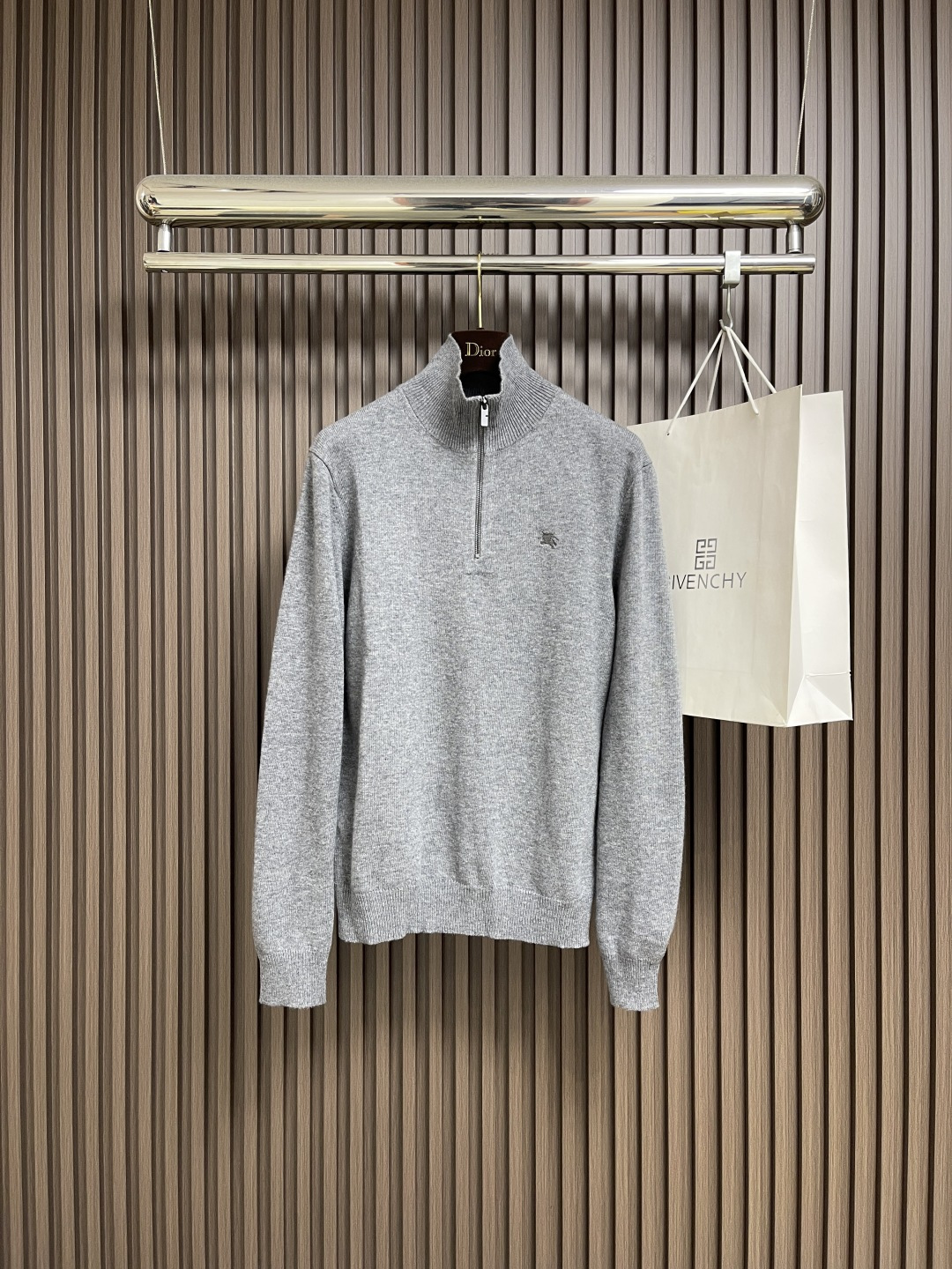 NO:538599,Burberry war horse embroidered semi-zipper turtleneck knit sweater, with cashmere as the main body leading the feel, warmth and lightness of the fabric, while providing an unparalleled wearing experience. The feeding of a small amount of polyamide and lycra enhances the overall durability and anti-pilling properties, and woven into an invisible support network in the soft cashmere, while having a certain elasticity, better fits the human body curve and allows for easy retention.  Due to the characteristics of the sweater fabric, the frame is stretched just right when stretching, and then a hot melt pad is used under the wool sheet to provide it with certain temporary stable support to prevent the pattern from being twisted, wrinkled and stitched after removal. The computer embroidery machine's high-precision calculation program system controls the embroidery frame to move in the XY direction. At the same time, the needle is shuttled up and down, and embroidered according to the set path, automatically completing the cutting and jumping actions, forming a stitch track, and automatically adjusting the tension of the upper and lower lines to ensure that the stitch is flat and there is no floating line.  Form a war horse pattern with an error of ±0.1mm. Add detergent and perform preliminary rinsing at a water temperature of about 35 degrees to remove impurities in the production process. Then gently digest the feathers on the surface through protease, reduce the tendency to pill from the root, improve the feel, retain softness, and eliminate irritation. Finally, after dehydration and drying, the size and shape stability are improved. Size S-XL, burberry, sweaters, alexander  wang19860909Burberry 战马刺绣半拉链高领针织毛衣,以羊绒为主体主导面料的手感、保暖性和轻盈感,同时提供无与伦比的穿着体验.少量聚酰胺和莱卡的喂入增强整体的耐用性和抗起球性,在柔软的羊绒中编织进了一个无形的支撑网络,同时又有一定的弹力,更好的贴合人体曲线,收放自如. 因毛衣面料特性,绷框时拉伸恰到好处,再使用热熔衬垫在毛织片下方,为其提供一定的临时稳定支撑,防止取下后回缩导致图案扭曲,起皱和针迹凹陷.电脑绣花机高精度的计算程序系统控制绣花框在XY方向移动,同时机针上下穿梭,按照设定的路径进行刺绣,自动完成剪线、跳线等动作,形成针迹轨迹,自动调整上线和下线张力,确保线迹平整无浮线,形成误差在±0.1mm的战马图案.加入洗涤剂,将大货在约35度的水温下进行初步漂洗,去除生产过程中的杂质,再通过蛋白酶温和的消化掉表面的毛羽,从根源上减少起球倾向,改善手感,保留柔软度,消除刺激感.最后通过脱水和烘干处理之后,提升尺寸和形状稳定性.尺码S-XL,,burberry,sweaters,alexander wang,Men's clothing