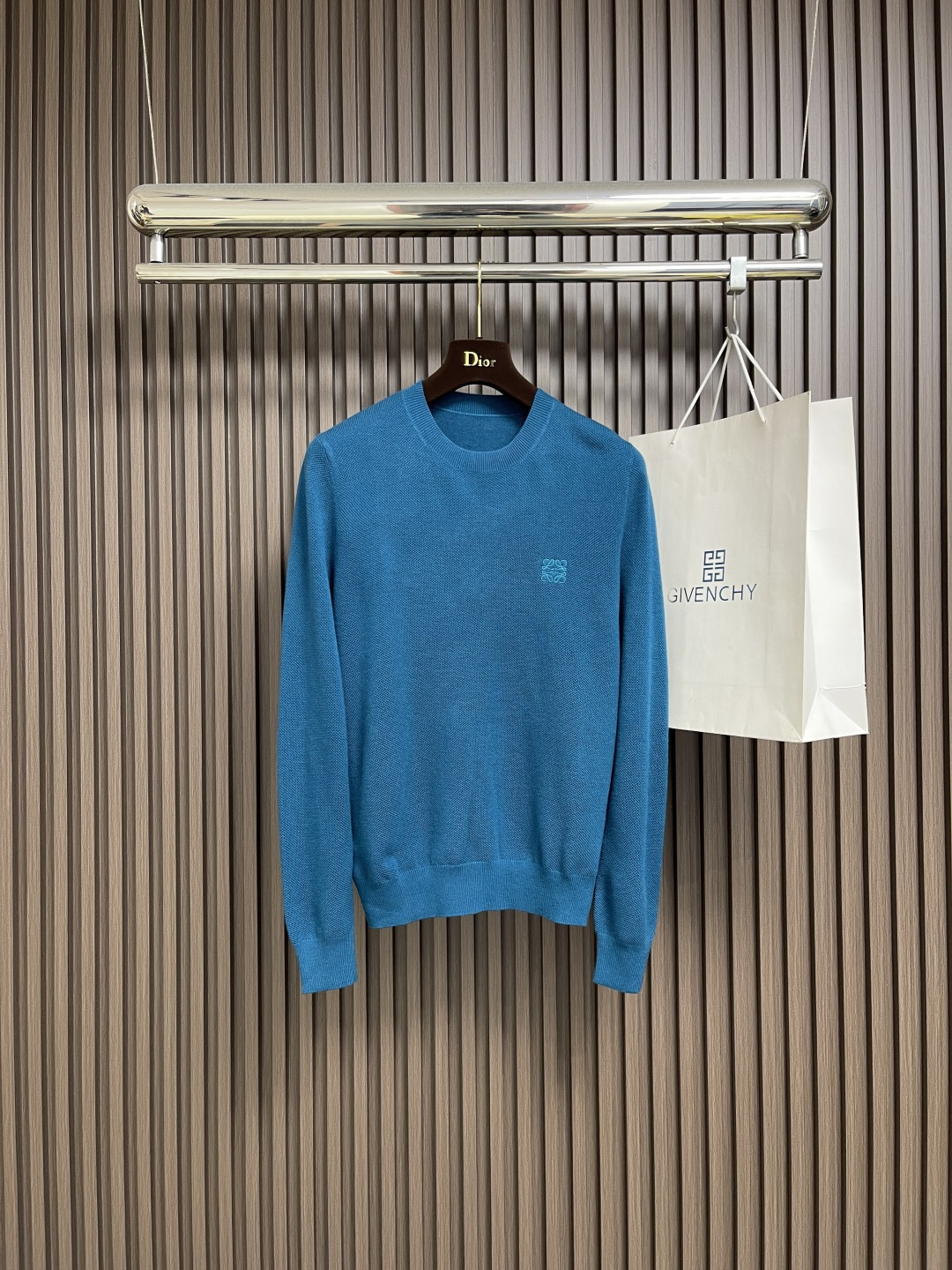 NO:539547,loewe 2025SS new blended knitted round neck sweater, delicate and soft texture, warm and light, warm and breathable, skin-friendly and comfortable. The knitted three-dimensional feeling is full of tight hem, and the logo embroidery design on the chest is super beautiful!  Size M-3XL, loewe, sweaters, alexander wang19860909loewe 2025SS新款混纺针织圆领毛衣,质感细腻柔软,温暖轻盈保暖而透气、亲肤舒适.针织立体感十足紧密衣摆,胸前logo刺绣设计,超级好看！尺码M-3XL,,loewe,sweaters,alexander wang,Men's clothing