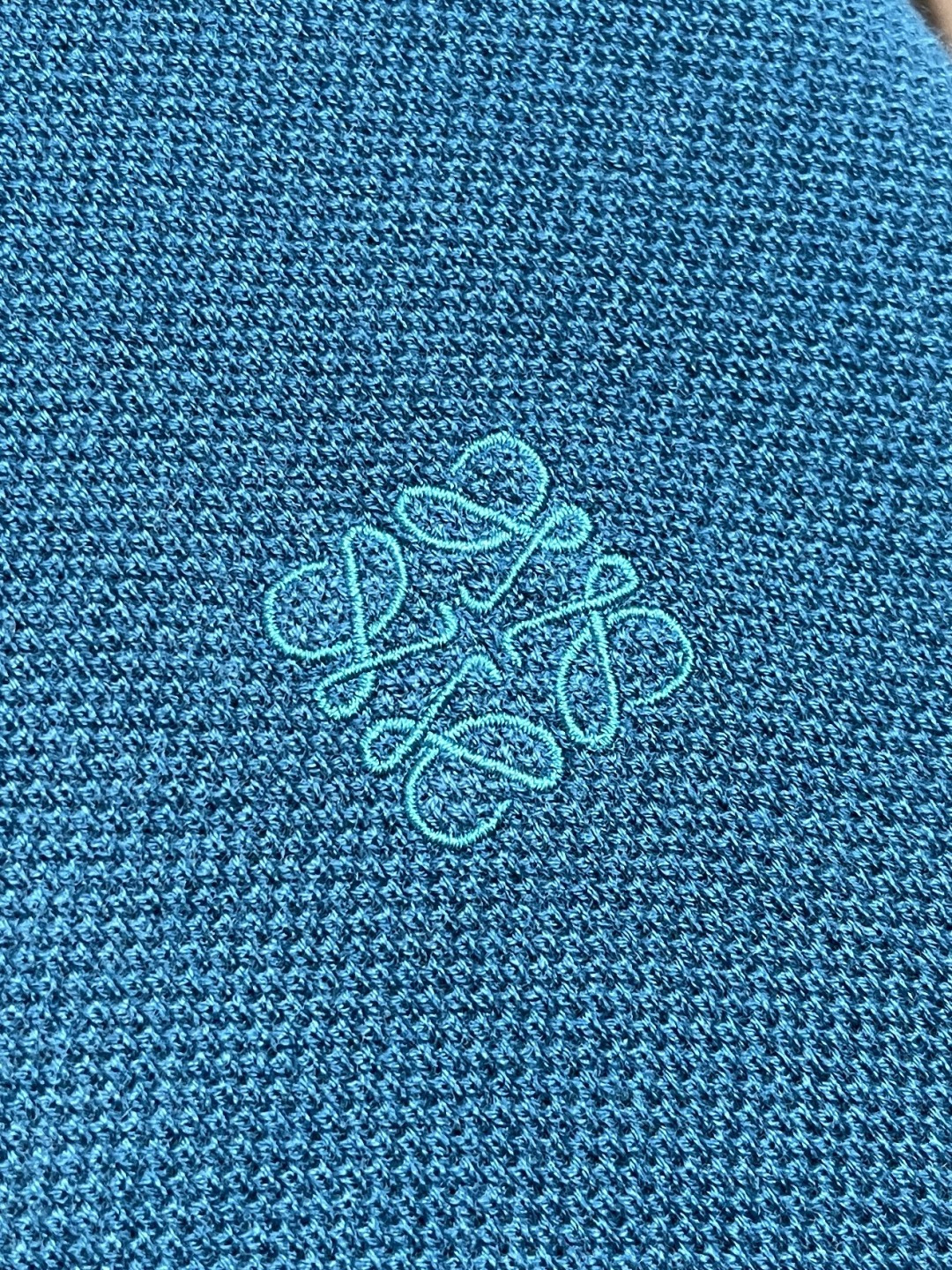 🛒🛒loewe 2025SS新款混纺针织圆领毛衣，质感细腻柔软，温暖轻盈保暖而透气、亲肤舒适。针织立体感