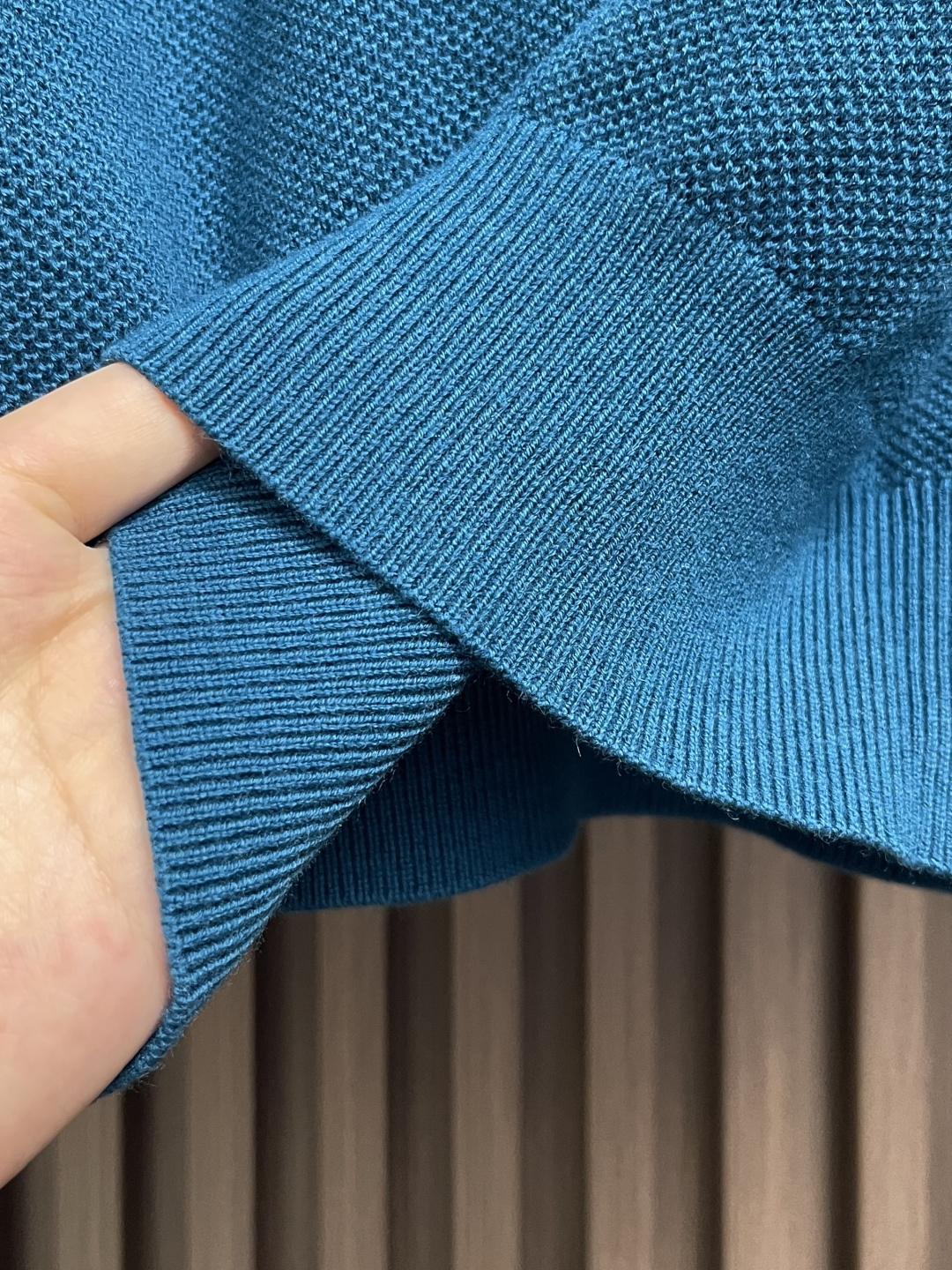 🛒🛒loewe 2025SS新款混纺针织圆领毛衣，质感细腻柔软，温暖轻盈保暖而透气、亲肤舒适。针织立体感