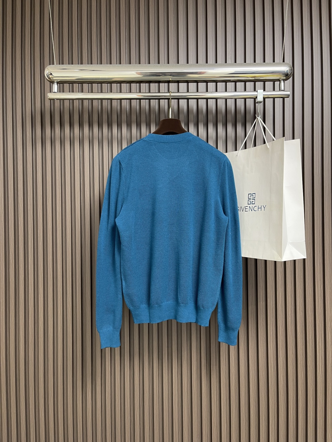 🛒🛒loewe 2025SS新款混纺针织圆领毛衣，质感细腻柔软，温暖轻盈保暖而透气、亲肤舒适。针织立体感