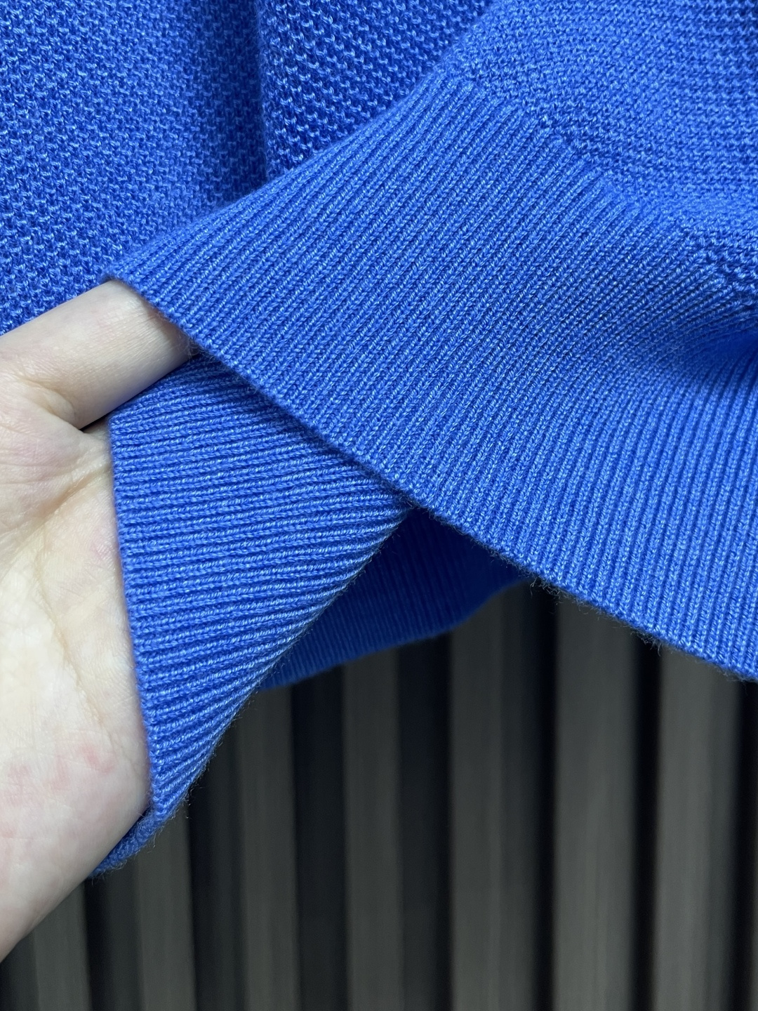 🛒🛒loewe 2025SS新款混纺针织圆领毛衣，质感细腻柔软，温暖轻盈保暖而透气、亲肤舒适。针织立体感