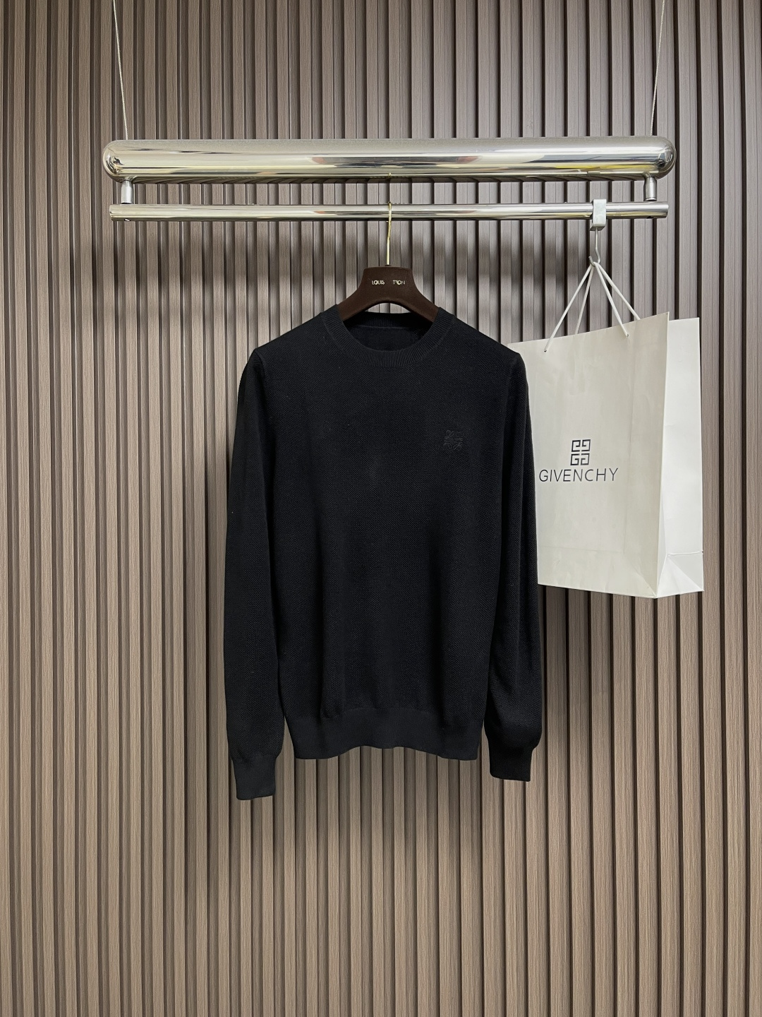 🛒🛒loewe 2025SS新款混纺针织圆领毛衣，质感细腻柔软，温暖轻盈保暖而透气、亲肤舒适。针织立体感