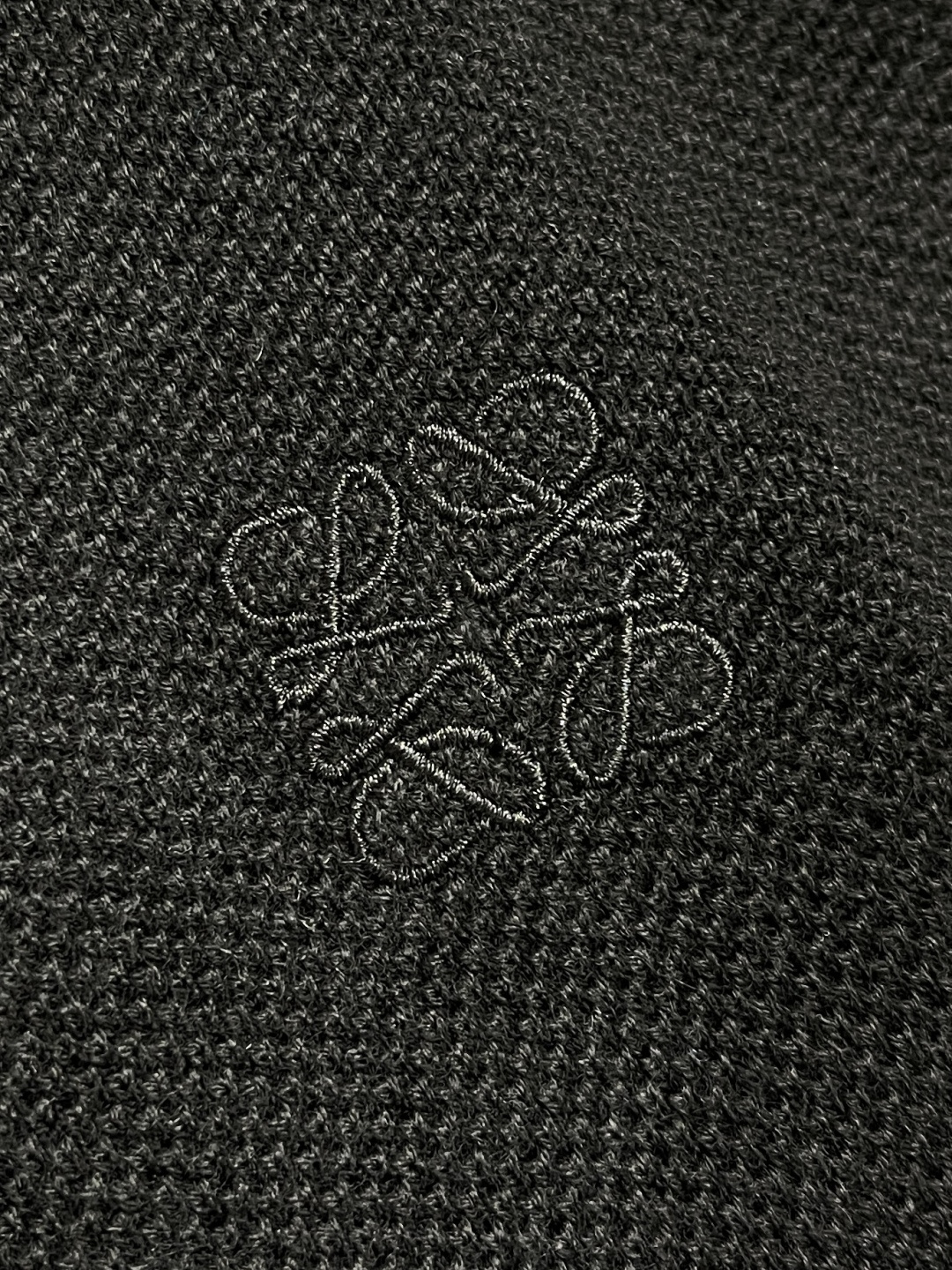 🛒🛒loewe 2025SS新款混纺针织圆领毛衣，质感细腻柔软，温暖轻盈保暖而透气、亲肤舒适。针织立体感