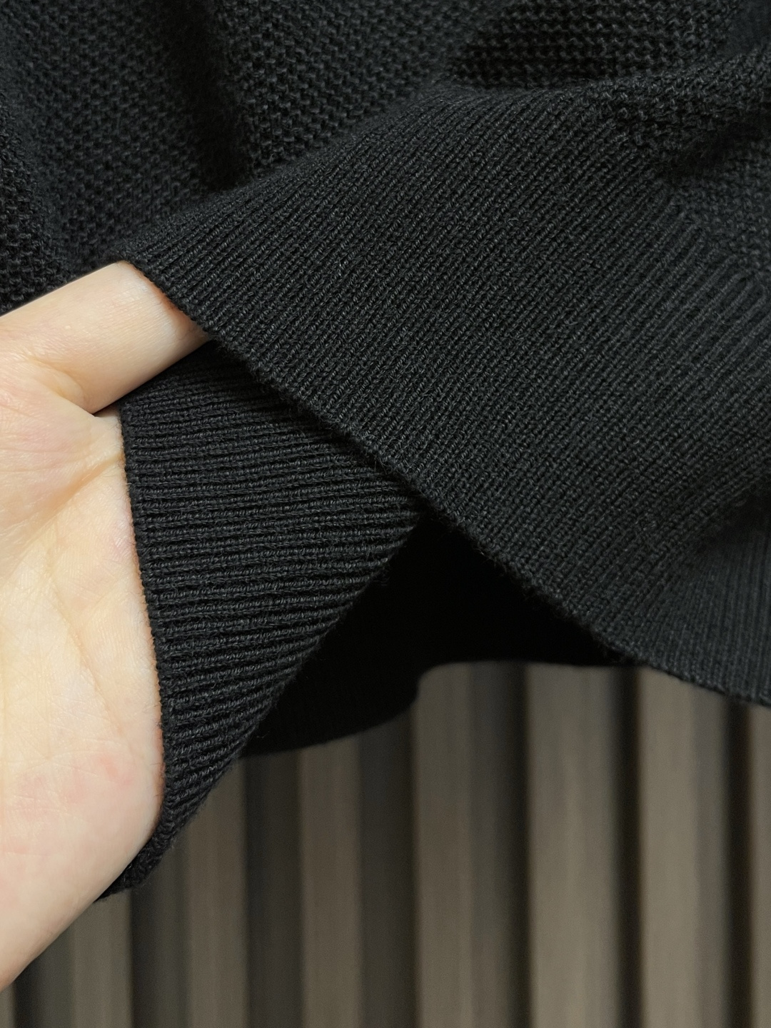 🛒🛒loewe 2025SS新款混纺针织圆领毛衣，质感细腻柔软，温暖轻盈保暖而透气、亲肤舒适。针织立体感