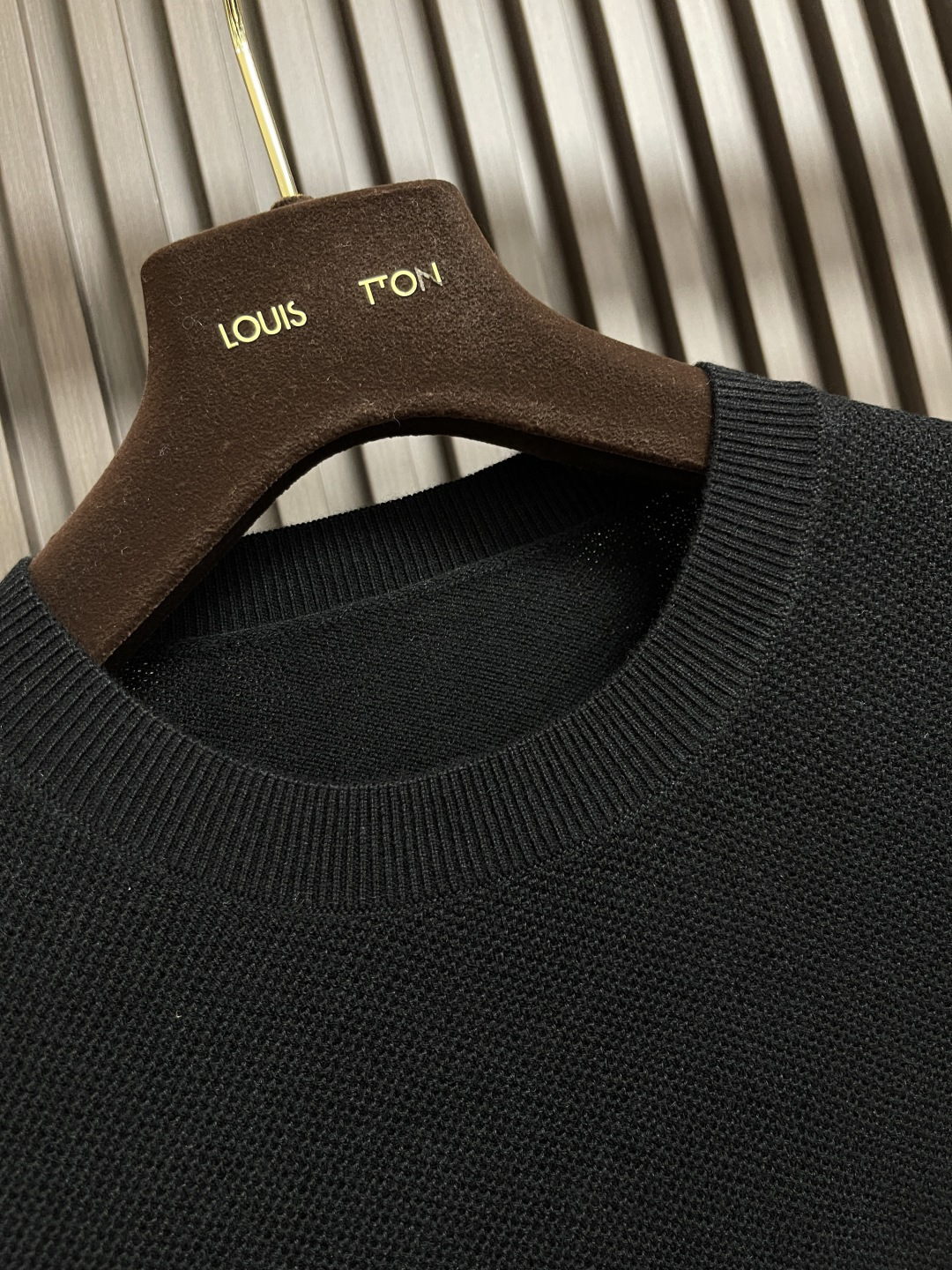 🛒🛒loewe 2025SS新款混纺针织圆领毛衣，质感细腻柔软，温暖轻盈保暖而透气、亲肤舒适。针织立体感