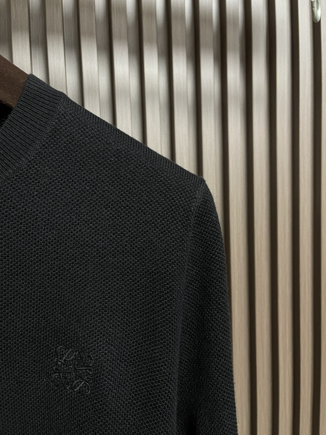 🛒🛒loewe 2025SS新款混纺针织圆领毛衣，质感细腻柔软，温暖轻盈保暖而透气、亲肤舒适。针织立体感