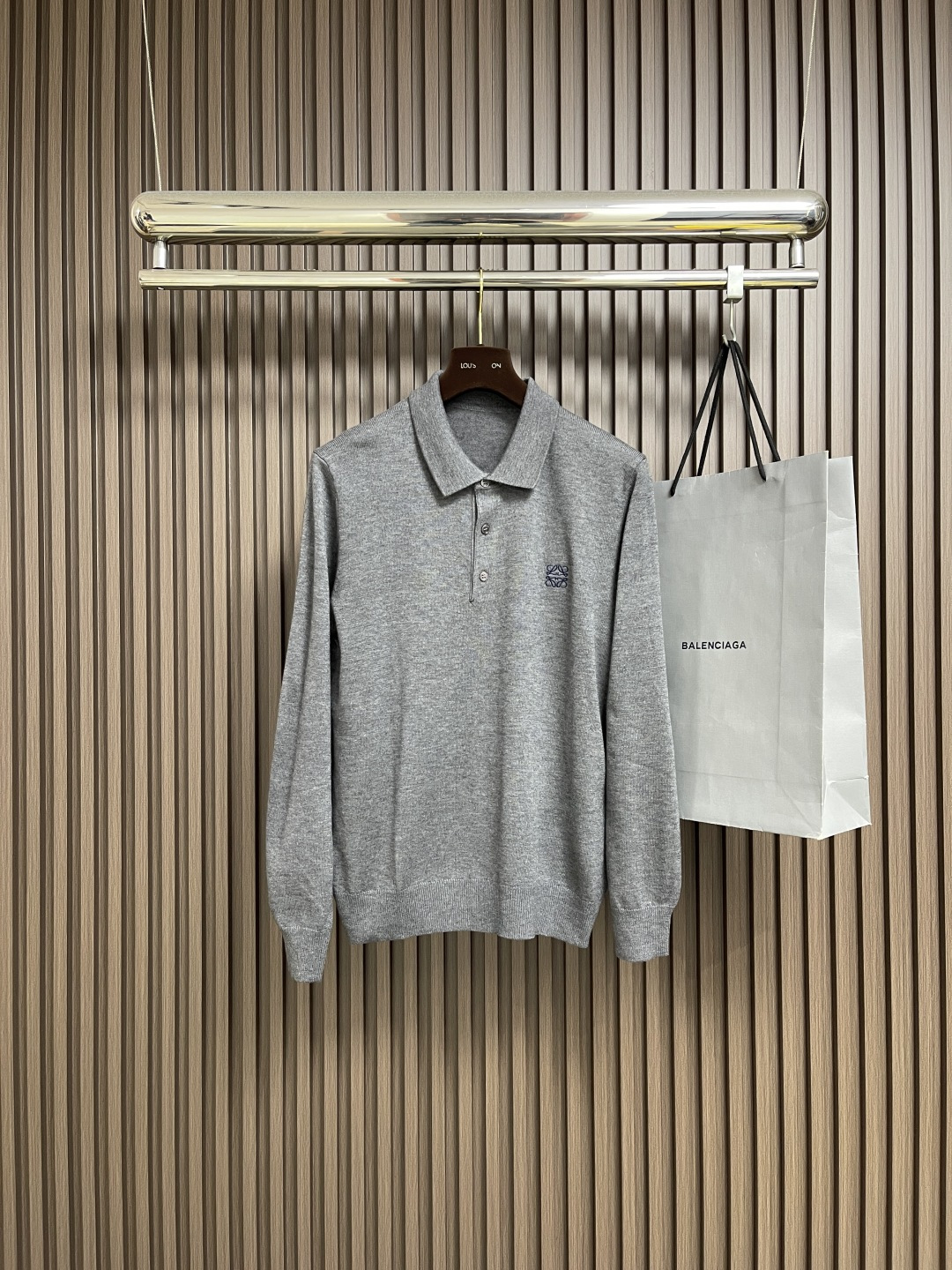 NO:537623,loewe small label embroidered POLO collar knit sweater. This POLO collar knit sweater is made of light pure wool plain fabric. The knitted style presents a slim fit and embroidered with logo embroidery. Size M-3XL, loewe, sweaters, alexander wang19860909loewe 小标刺绣POLO领针织毛衣,此款POLO领针织衫,选用轻盈纯羊毛平织面料打造.针织款式,呈现修身版型,点缀徽标刺绣.尺码M-3XL,,loewe,sweaters,alexander wang,Men's clothing