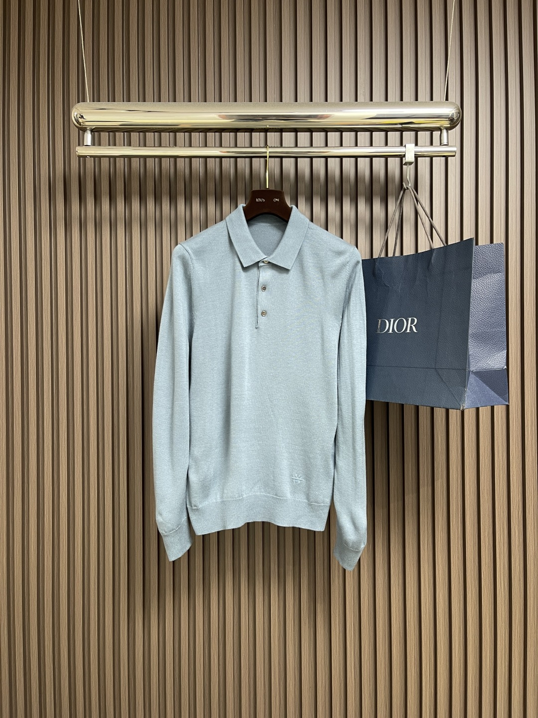 NO:538624,Dior 2025SS early autumn new long-sleeved lapel POLO shirt, classic and versatile style every year, a combination of three-button, cuff fork, button embellishment, exquisite embroidery, upright upper body, overall upper body feel will not be too tight or too loose, very friendly to the figure, wear it well and versatile, classic and out of date!  The fabric is made of wool knitted fabric and garment washing process. The upper body makes the skin more comfortable to touch the fabric.  The upper body is very high-end, skin-friendly and breathable, crisp and stylish. Orders for full-quality. Size M-3XL M-size shoulder width 41 bust 102 Clothes length 65 L-size shoulder width 42 bust 105 Clothes length 66 XL-size shoulder width 43 bust 108 Clothes length 67 2XL-slee shoulder width 45 bust 112 Clothes length 69 3XL-slee shoulder width 47 bust 116 Clothes length 71,,dior,alexander wang19860909Dior 2025SS早秋新款长袖翻领POLO衫,年年经典百搭款式 合体的版型 三粒扣 袖口脚叉 扣子点缀 品牌精致绣花 上身挺拔 整体上身感不会过紧或者过松 对身材很友好好穿又百搭经典不过时！面料采用 羊毛针织面料 成衣水洗的工艺 上身让皮肤接触面料更加舒适．上身很高档 亲肤透气,挺括有型 全品相的订单.尺码M-3XL M码肩宽41 胸围102 衣长65 L码肩宽42 胸围105 衣长66 XL码肩宽43胸围108 衣长67 2XL肩宽45 胸围112 衣长69 3XL肩宽47 胸围116衣长71,,dior,alexander wang,Men's clothing