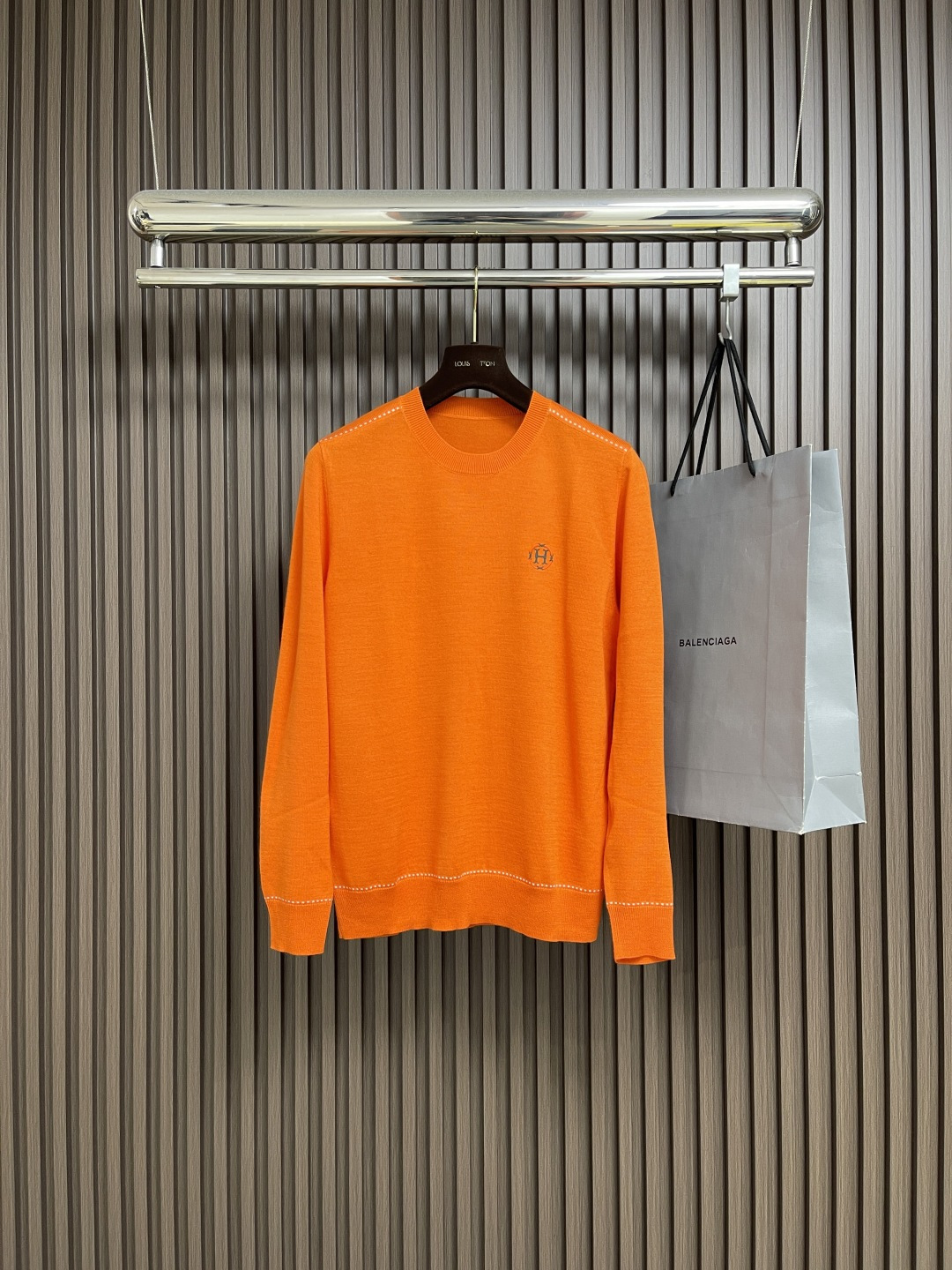 NO:539568,Hermes 2025SS autumn and winter new round-neck knitted sweater. The wool feels soft and comfortable, and can be worn directly with the skin. The collar sleeves are tarted ribbed, Hermes orange is low-key outlining the brand logo H, a must-have for warm men, simple and casual styles create a fashionable item that combines casual and personalized, with a great effect on the upper body!  Size M-3XL M size shoulder width 38 bust 100 Clothes length 65 L size shoulder width 39 bust 104 Clothes length 66 XL size shoulder width 40 bust 108 Clothes length 68 2XL shoulder width 42 Bust 112 Clothes length 70 3XL shoulder width 44 Bust 116 Clothes length 72, hermes, hermes, sweaters, alexander wang19860909Hermes 2025SS秋冬新款圆领针织毛衣.毛织手感柔软舒适,可直接接触皮肤穿着.领口袖子订织罗纹,爱马仕橙低调勾勒品牌标识H,暖男必备,简约休闲款式打造休闲与个性兼备的时髦单品,上身效果超赞！尺码M-3XL M码肩宽38 胸围100 衣长65 L码肩宽39胸围104 衣长66 XL码肩宽40 胸围108 衣长68 2XL肩宽42 胸围112衣长70 3XL肩宽44 胸围116衣长72,,hermes,hermes,sweaters,alexander wang,Men's clothing
