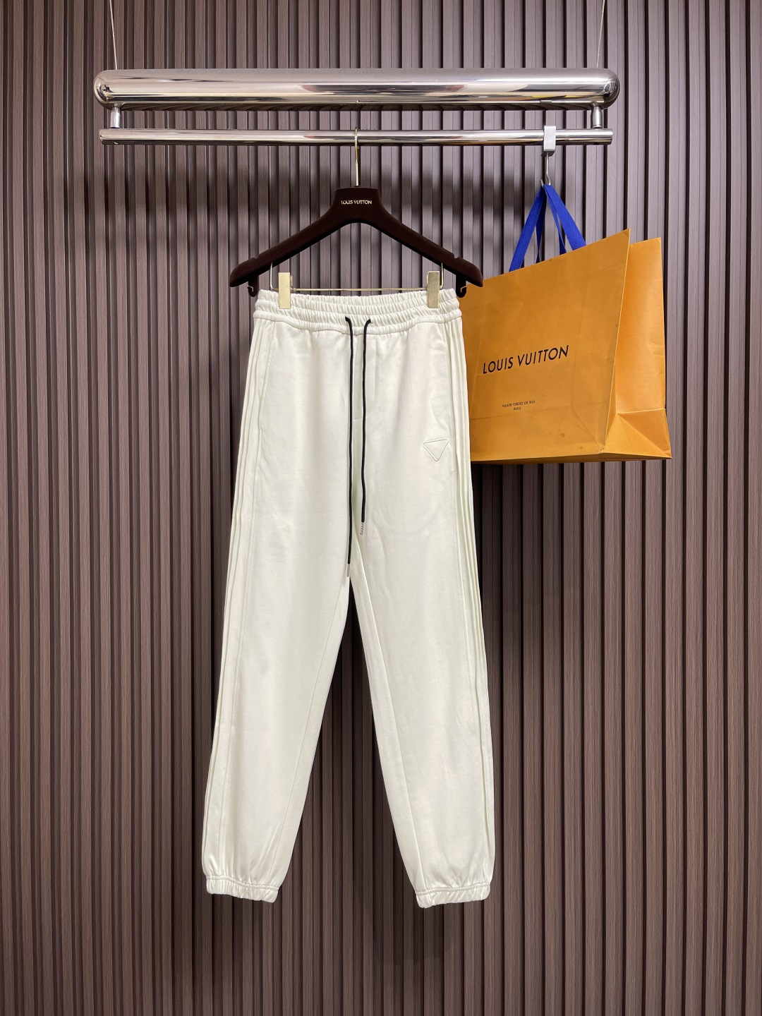 NO:538601,Prada's new early autumn leg trousers, invincible fabrics, impeccable versatile styles and designs, beautiful outdoor sports, simple and casual, hardware and accessories are top-notch, beautiful texture, and very stylish and practical. Size S-XXL, prada, alexander wang19860909Prada 早秋新品束腿卫裤,面料无敌,型款设计都无可挑剔的百搭款卫裤,户外运动都美的简约休闲,五金辅料都是顶配细节好,质感美,十分有格调实实在在的份量.尺码S-XXL,,prada,alexander wang,Men's clothing