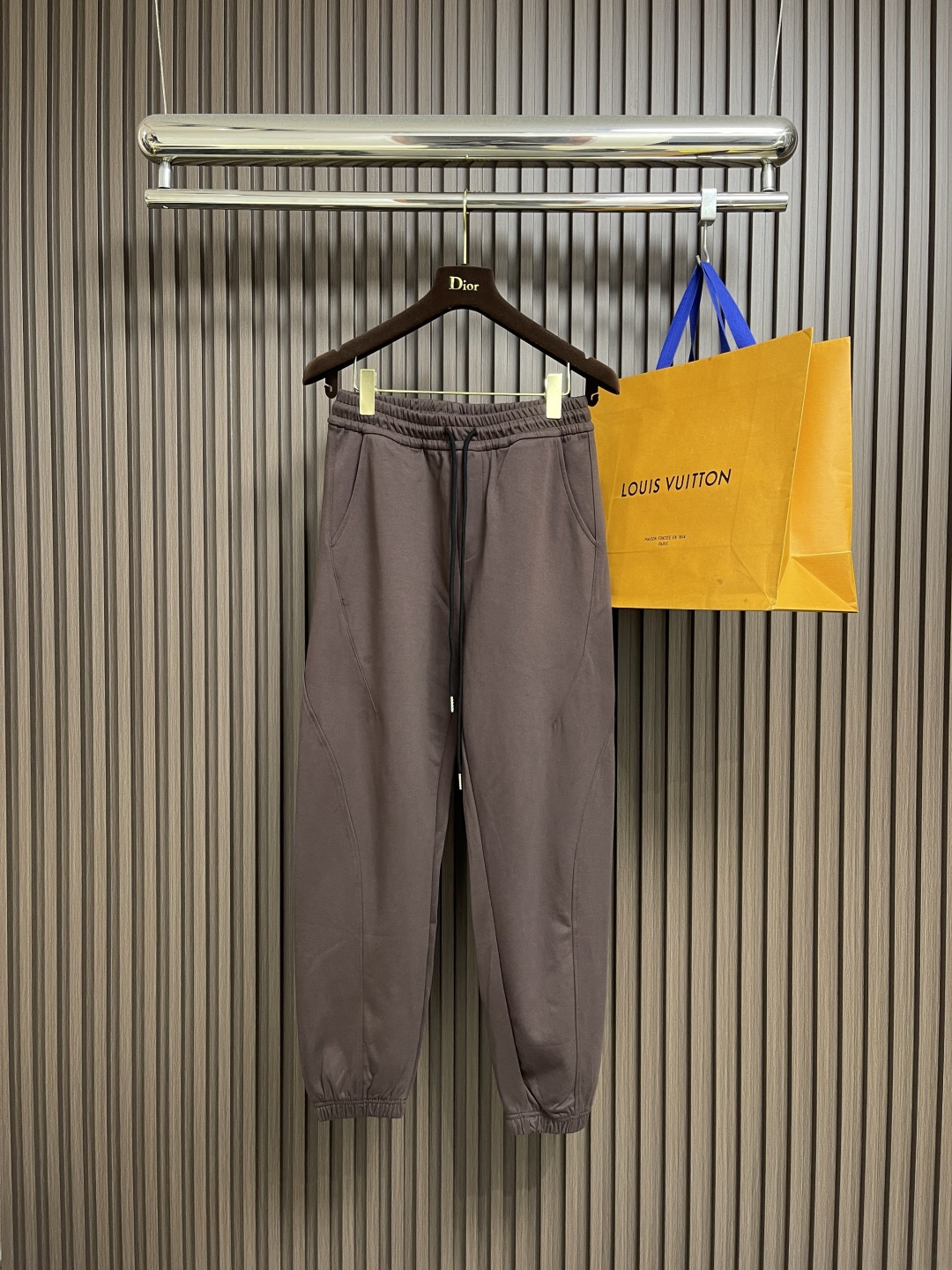 NO:538603,Alexander Wang, minimalist style old-fashioned hoodies, lazy, comfortable and super practical wear must-have for early autumn. Silhouette, loose overall cut, emphasizes a comfortable wearing experience, comfortable so that it can be relaxed and fashionable at home or shopping, meets the needs of inner wear, single wear and outer wear, etc. The texture is high-end and the upper body is a free and unrestrained, cynical attitude, and exudes the 'king style' inadvertent sexy. The texture of the cotton ring is simple to the extreme. They are the most classic and vintage color schemes of the king. Size S-XXL,,alexander wang,alexander wang19860909Alexander Wang 亚历山大王 极简风做旧设计卫裤,慵懒自在超级实穿的早秋必入款 廓形 整体剪裁宽松 强调舒适的穿着体验 舒服到无论是居家休闲还是外出购物都能轻松时髦 满足内搭、单穿及外穿等需求 质感高级上身整一个自由不羁 玩世不恭的态度 又散发出'王式'不经意的性感 克全棉毛圈质感 精简到极致 都是大王最经典且古着配色.尺码S-XXL,,alexander wang,alexander wang,Men's clothing