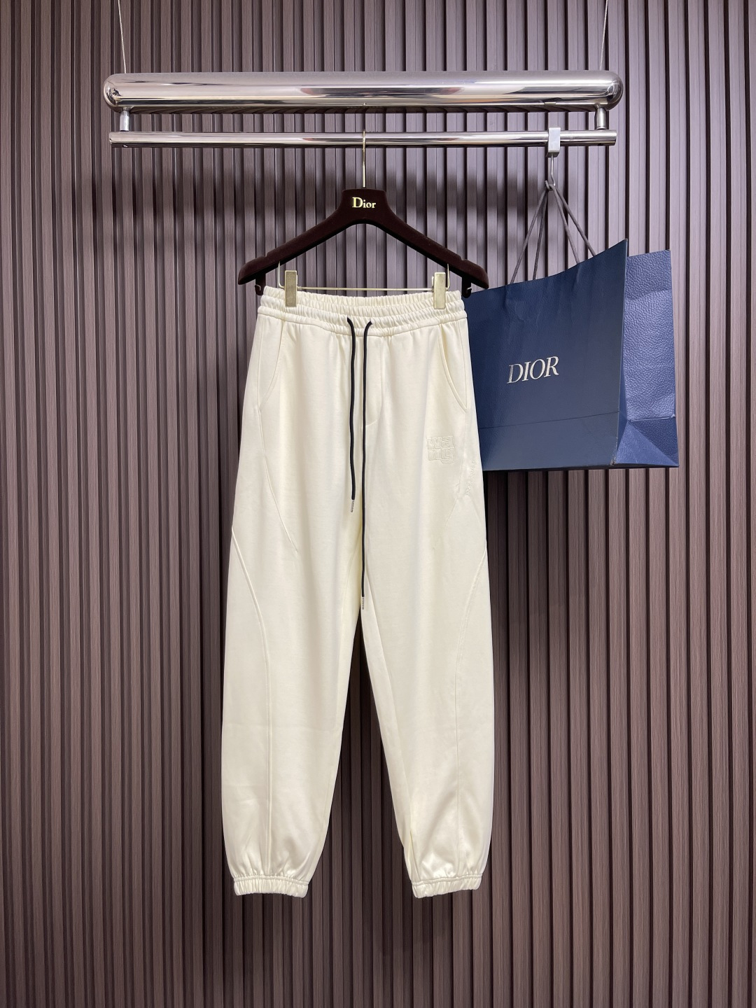 NO:537624,Alexander wang 2025SS Autumn and Winter New casual sports trousers, with lateral embroidery pattern design, with distinct recognition, elastic elastic waist drawstring foot design, soft and smooth fabric feel, good shape retention, and low elastic silk construction makes the trousers elastic and not easy to wrinkle Size S-XXL,,alexander wang,alexander wang19860909Alexander wang 亚历山大王 2025SS秋冬季新款休闲运动卫裤,侧向饰有 大王刺绣图案设计,辨识度颇为鲜明,弹性松紧腰边抽绳束脚设计,面料手感柔软滑润、保型性好、低弹丝的构造使裤身弹性恰到好处,并且不易起皱 尺码S-XXL,,alexander wang,alexander wang,Men's clothing