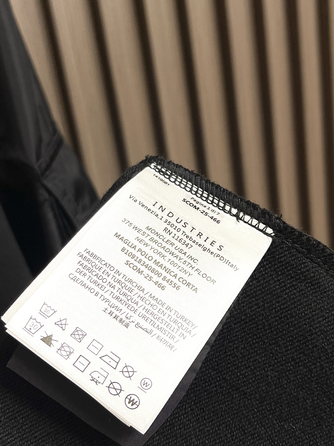 🛒🛒Moncler 男士棉质混纺卫衣.这款卫衣采用柔软的棉质抓绒面料制成，搭配亮面尼龙细节，形成鲜明对比