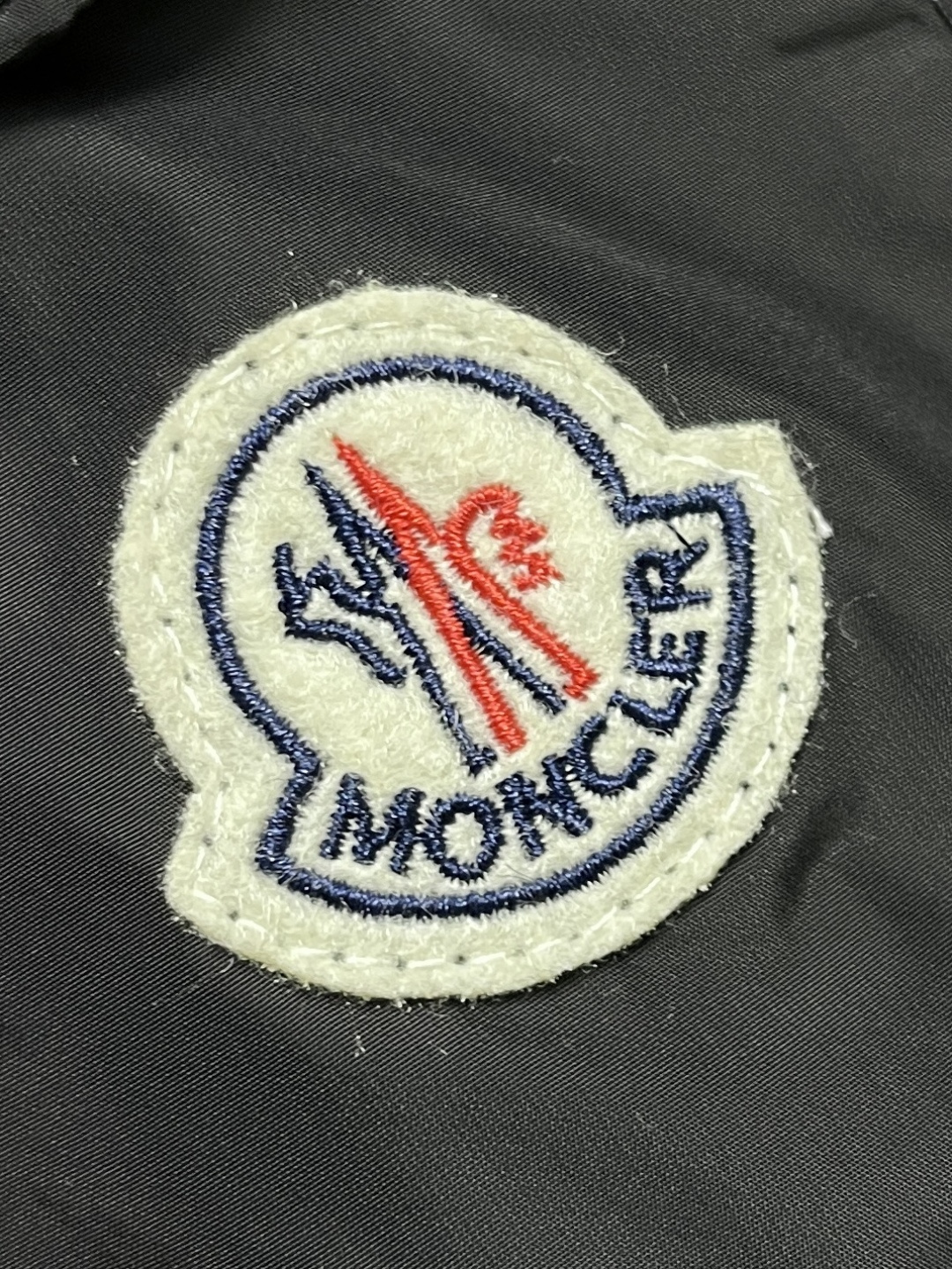 🛒🛒Moncler 男士棉质混纺卫衣.这款卫衣采用柔软的棉质抓绒面料制成，搭配亮面尼龙细节，形成鲜明对比