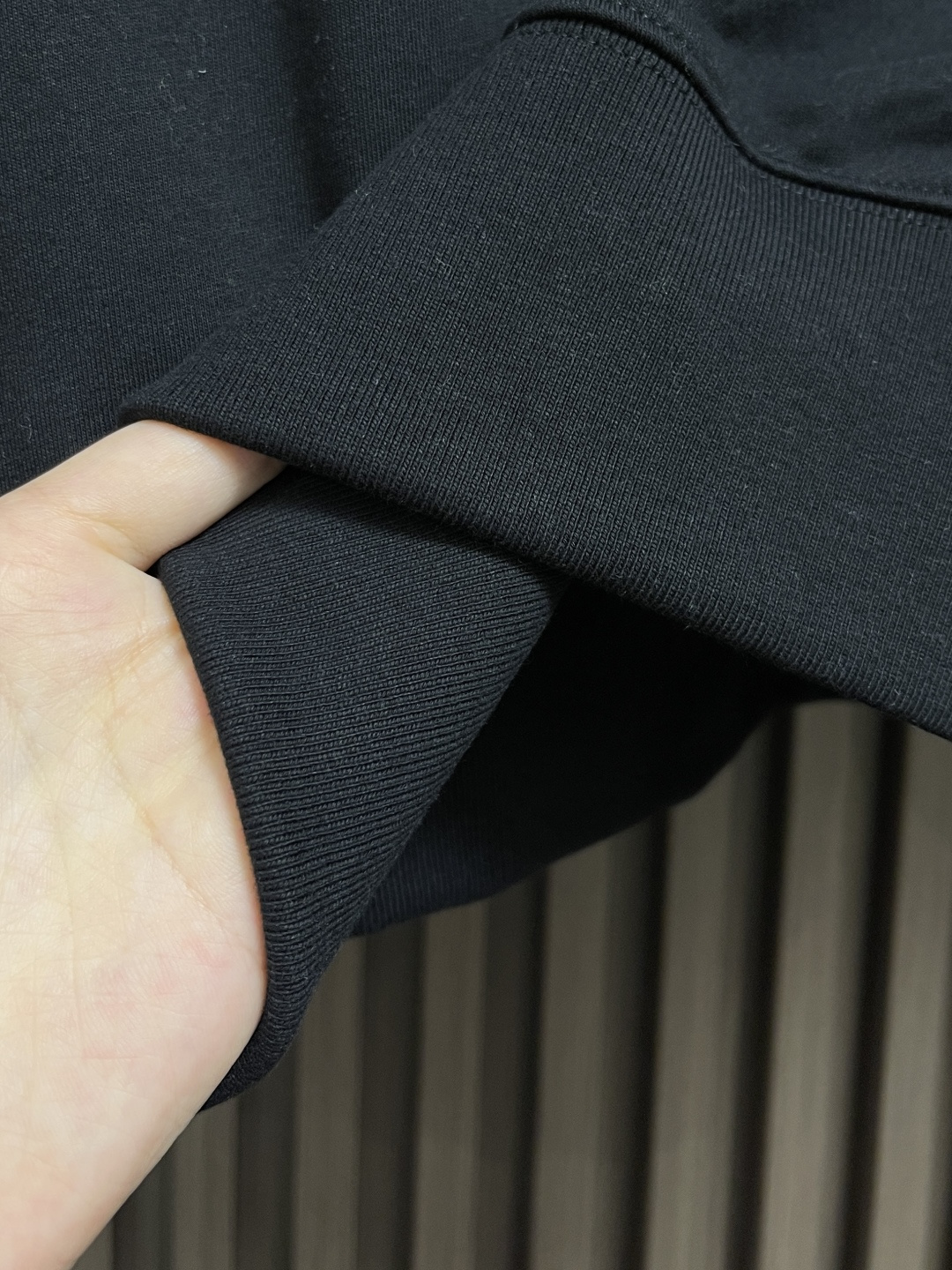 🛒🛒Moncler 男士棉质混纺卫衣.这款卫衣采用柔软的棉质抓绒面料制成，搭配亮面尼龙细节，形成鲜明对比