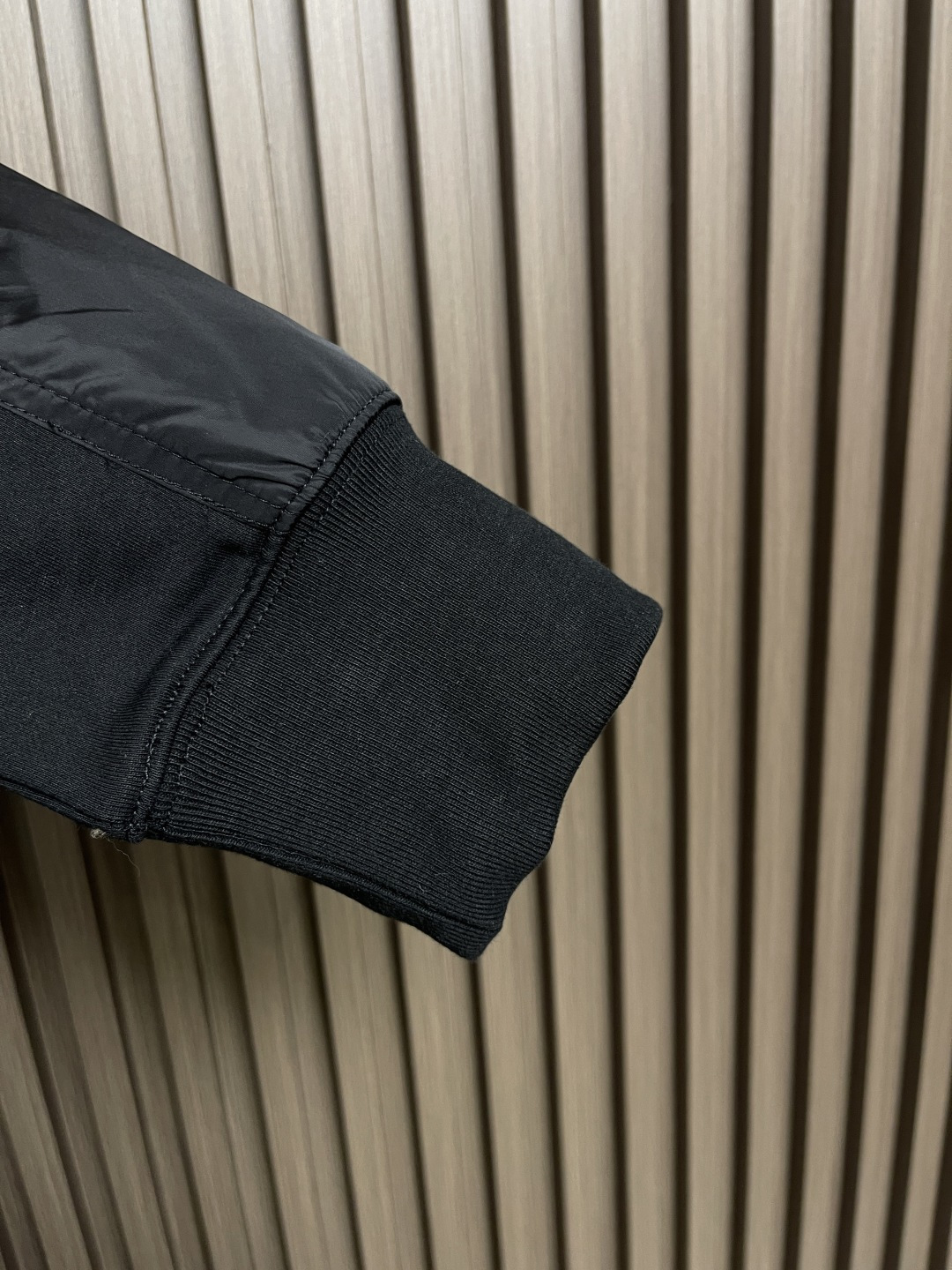 🛒🛒Moncler 男士棉质混纺卫衣.这款卫衣采用柔软的棉质抓绒面料制成，搭配亮面尼龙细节，形成鲜明对比