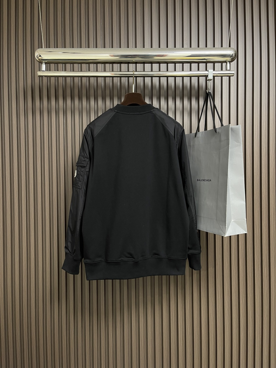 🛒🛒Moncler 男士棉质混纺卫衣.这款卫衣采用柔软的棉质抓绒面料制成，搭配亮面尼龙细节，形成鲜明对比