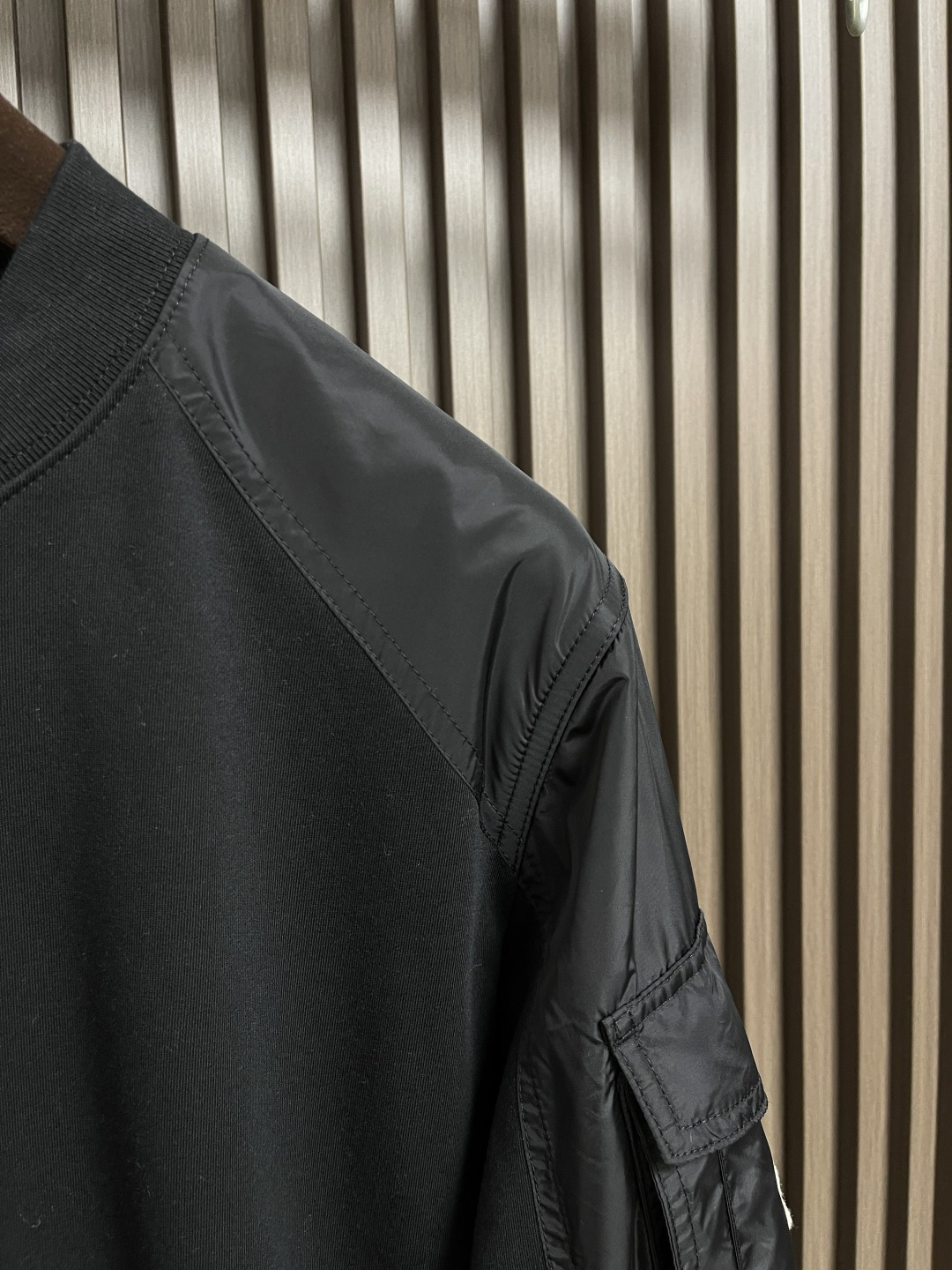 🛒🛒Moncler 男士棉质混纺卫衣.这款卫衣采用柔软的棉质抓绒面料制成，搭配亮面尼龙细节，形成鲜明对比