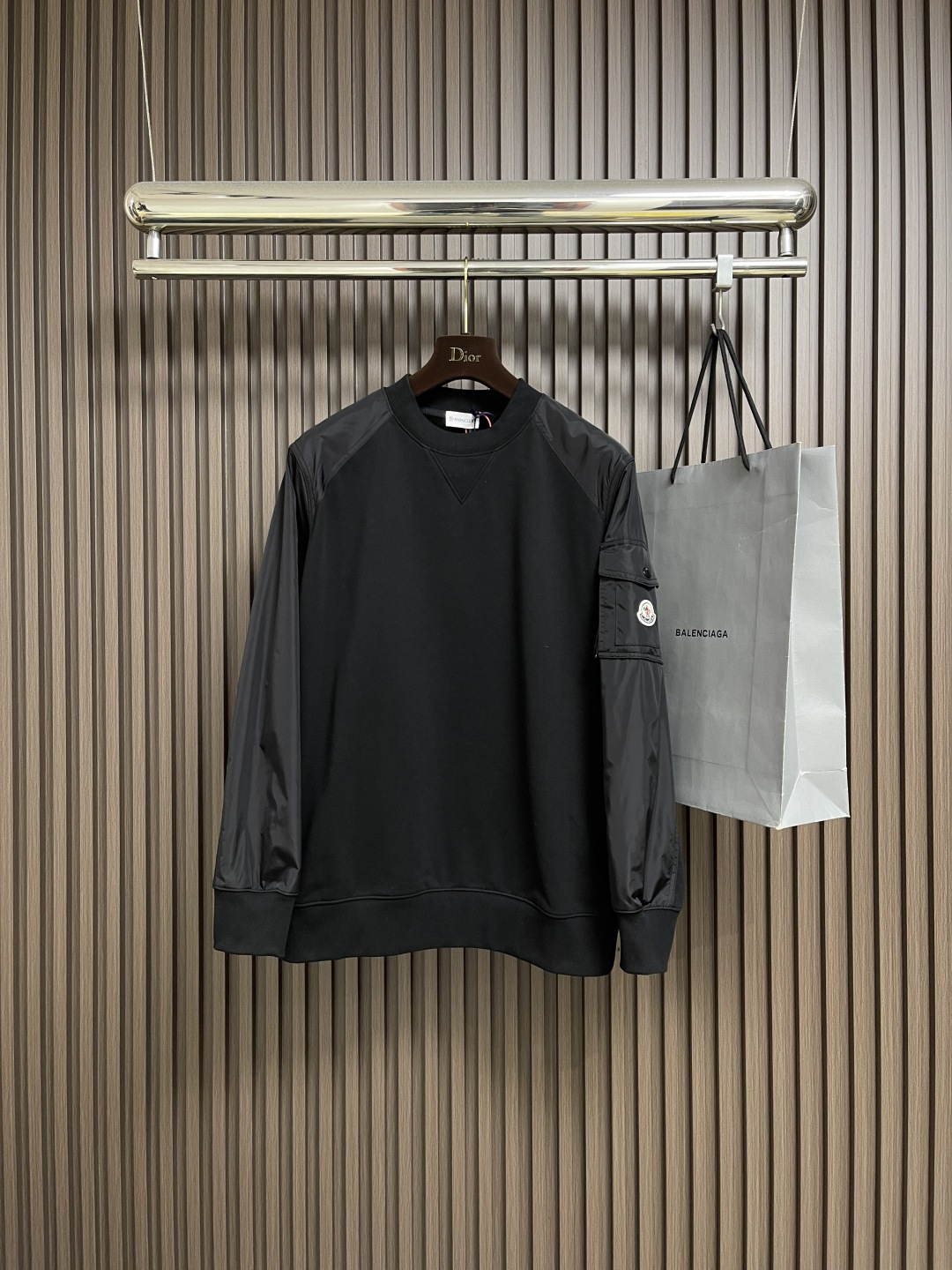 NO:540669,Moncler men's cotton blend sweatshirt. This sweatshirt is made of soft cotton fleece fabric and is matched with glossy nylon details to create a sharp contrast. The sleeve pockets add the finishing touch and cleverly pay tribute to the brand's classic heritage. It can be paired with the same style of sweatpants to create a complete casual look. Size S-XL, hoodie, sweatshirts, alexander wang19860909Moncler 男士棉质混纺卫衣.这款卫衣采用柔软的棉质抓绒面料制成,搭配亮面尼龙细节,形成鲜明对比.衣袖口袋增添点睛之笔,巧妙致敬品牌的经典传承.可搭配同款运动裤,打造完整休闲造型.尺码S-XL,,hoodie,sweatshirts,alexander wang,Men's clothing