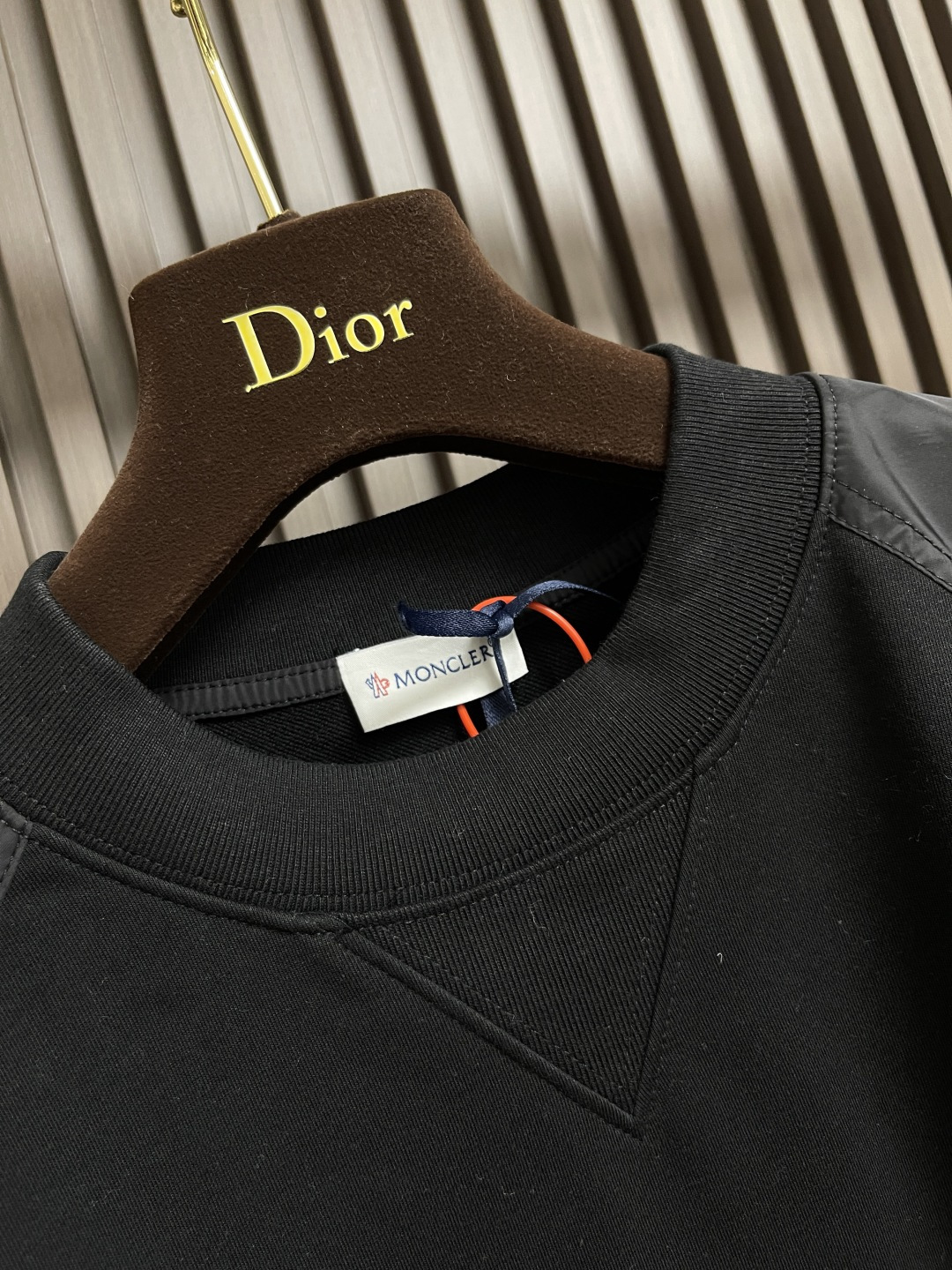 🛒🛒Moncler 男士棉质混纺卫衣.这款卫衣采用柔软的棉质抓绒面料制成，搭配亮面尼龙细节，形成鲜明对比