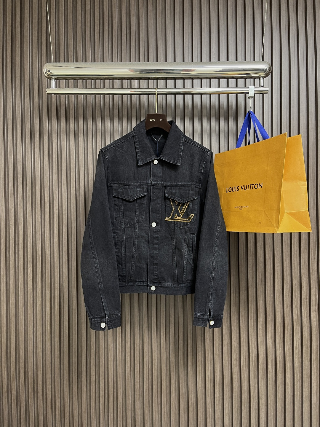 NO:537636,LV sand-washed embroidered denim jacket, uses high-quality beef fabric, with clear texture and crisp texture, combining good wear resistance and breathability, comfortable and durable wear; the brand logo embroidery on the chest adopts precision embroidery technology, the embroidery thread is full and tough, the stitches are delicate and uniform, and the pattern is clear and three-dimensional; the metal buttons and rivets are made of high-quality hardware, the surface is finely polished and coated, and the color is bright and not easy to oxidize and fall off, and the combination with denim fabric is firm and reliable; the lapel of the jacket is classic and atmospheric, with neat and smooth cut, fits the body without losing the sense of leisure. Size S-XL,,louis vuitton, jackets & coats,alexander wang19860909LV 砂洗刺绣牛仔外套,采用高品质的牛面料,布料纹理清晰且质地挺括,兼具良好的耐磨性与透气性,穿着舒适且经久耐穿；胸前的品牌标识刺绣,采用精密的刺绣工艺,绣线色泽饱满且坚韧,针脚细腻均匀,图案轮廓清晰立体；金属纽扣与铆钉选用优质五金材质,表面经过精细的打磨与镀层处理,色泽光亮且不易氧化脱落,与牛仔面料的结合牢固可靠；外套的翻领版型经典大气,剪裁利落流畅,贴合身形又不失休闲感.尺码S-XL,,louis vuitton,jackets & coats,alexander wang,Men's clothing