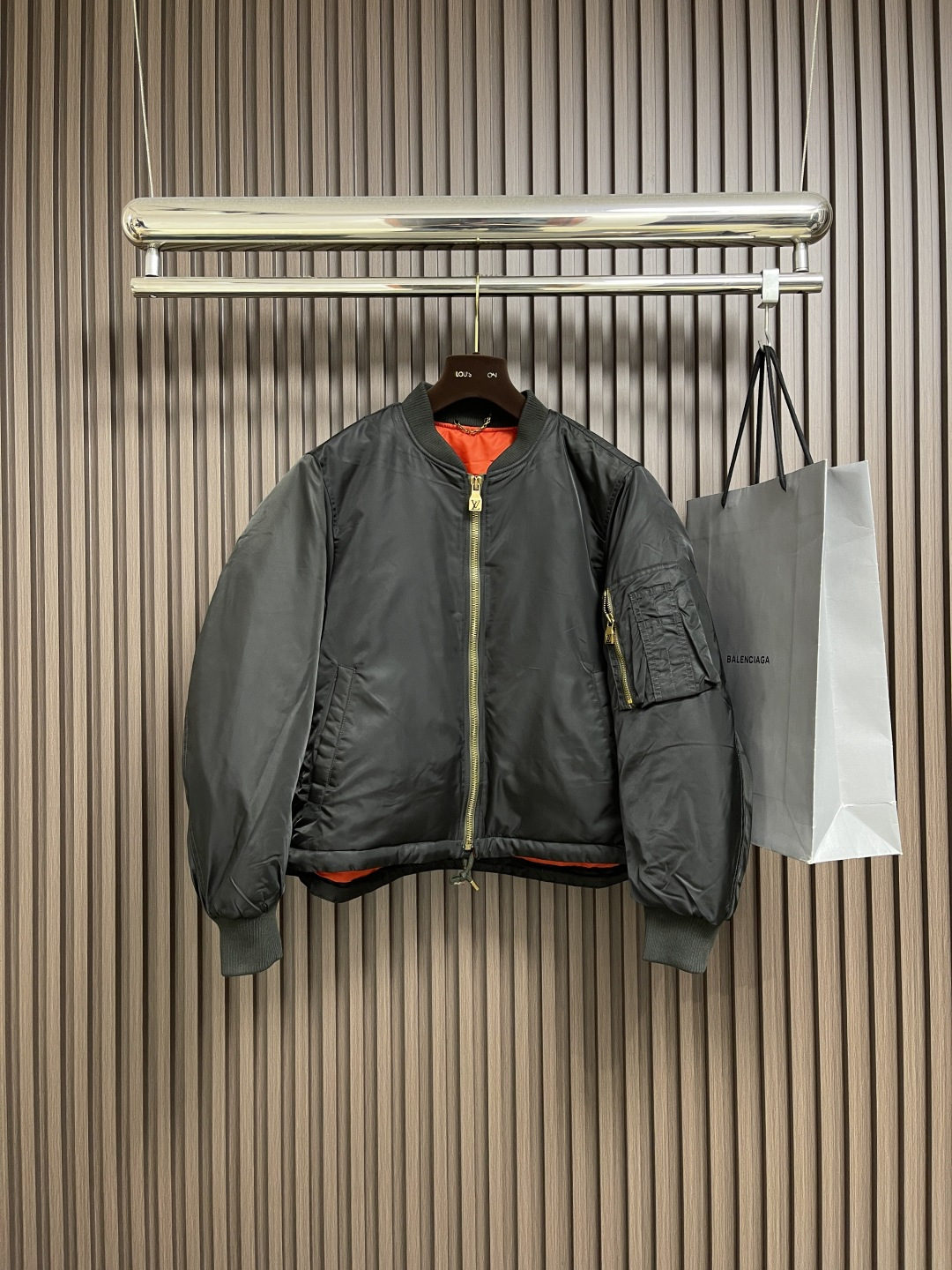 NO:546900,LV 2025ss new stand collar long sleeve flying cotton jacket, windproof twill fabric shaping short cut, sleeve zipper opening and closing pocket design, bright color lining embellishment on the inner side, back Marqu L.Vuitton Deposee leather label label, metal zipper opening and closing closure placket, ribbed collar sleeve hem drawstring. Size S-XL 46-52,,louis vuitton, jackets & coats,alexander wang19860909LV 2025ss新款立领长袖飞行棉服夹克,防风斜纹面料塑造短款剪裁,衣袖拉链开合口袋设计,内里亮色里布点缀,后背Marqu L.Vuitton Deposee 皮牌标签,金属拉链开合门襟,罗纹衣领衣袖 下摆抽绳.尺码S-XL 46-52,,louis vuitton,jackets & coats,alexander wang,Men's clothing