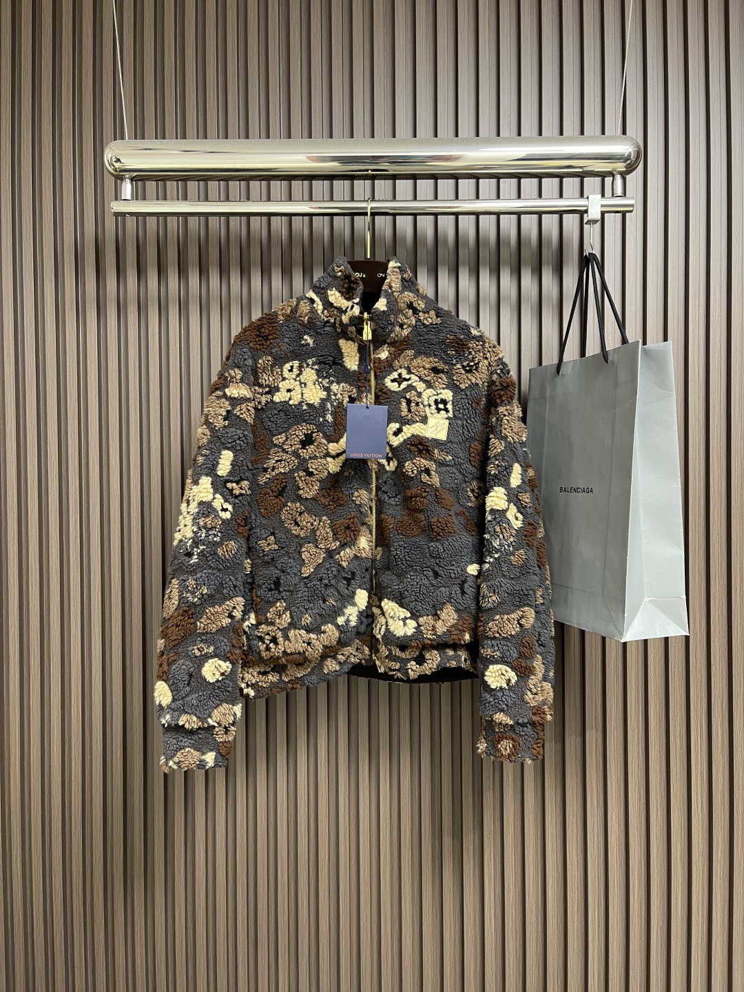 NO:539590,LV 2025FW autumn and winter new suede double-sided long-sleeved waist jacket, one side uses 3D suede to present LV Leo pattern, and Monogram elements are incorporated in the back, which can be transformed into a simple bomber jacket. PN patches are used to commemorate Pharrell Williams and Nigo, and the solid color is equipped with ribbed collar, hem and cuffs. Size S-XL,,louis vuitton,jackets & coats,alexander wang19860909LV 2025FW秋冬新款绒面双面长袖束腰夹克,一面采用 3D 绒面呈现 LV Leo 图案,其间融入 Monogram 元素,反面即可化身素净飞行员夹克,PN 贴饰纪念 Pharrell Williams与Nigo,纯色一面配有罗纹衣领、下摆和袖口.尺码S-XL,,louis vuitton,jackets & coats,alexander wang,Men's clothing