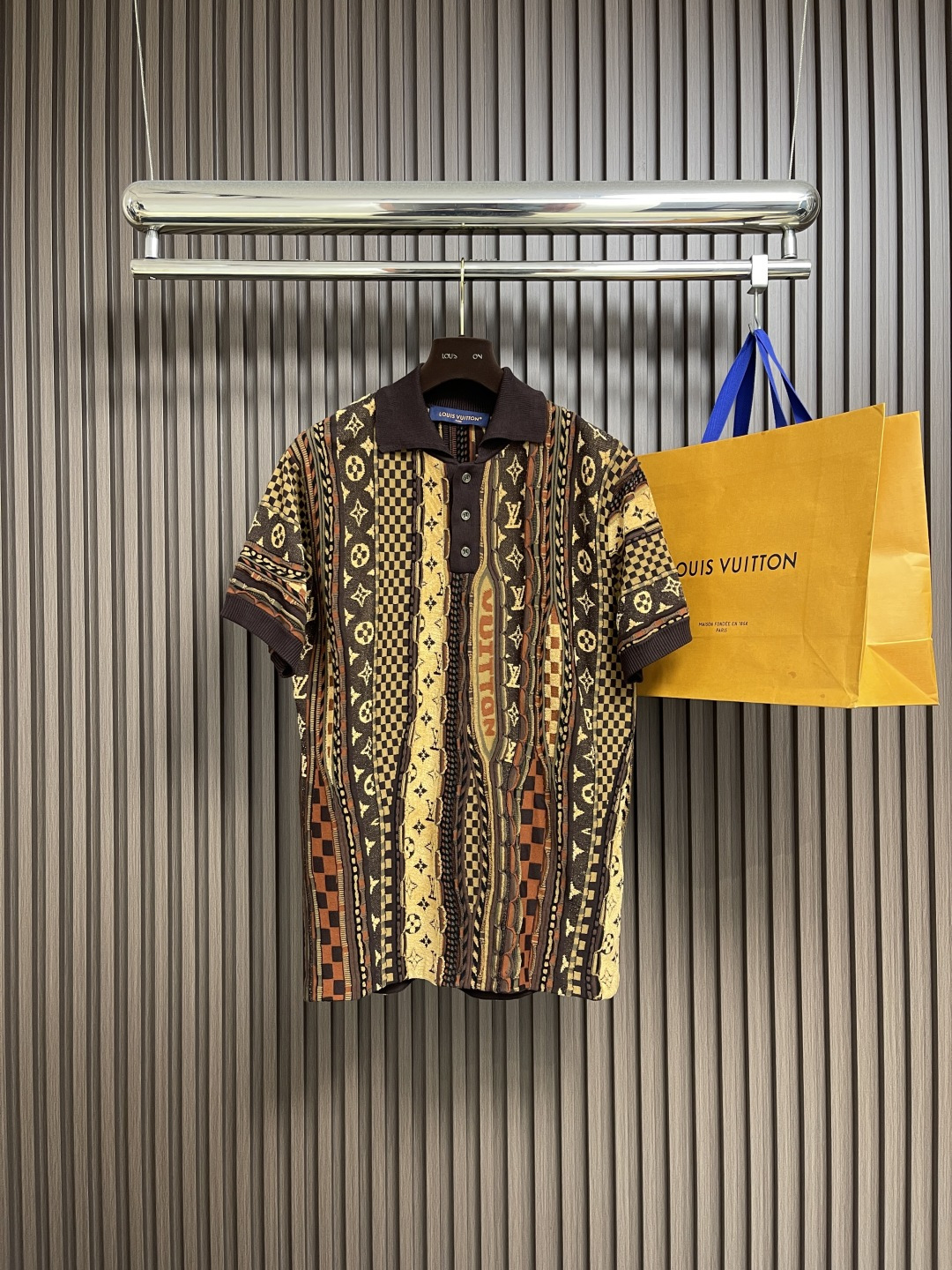 NO:538639,LV 2025FW jointly-branded Nigo series Monogram Jacquard Polo collar knitted short sleeves, heavy industry positioning three-dimensional contrasting color inlay craftsmanship runs through the fashionable and high-end feeling!  Swiss woven positioning inlay craftsmanship, high-end pink color matching, sporty style for men and women!  The classic wide version is fashionable and high-end!  Size S-XL, louis vuitton, T-shirt, alexander wang19860909LV 2025FW 联名Nigo系列Monogram花奔提花Polo领针织短袖,重工定位立体撞色嵌花工艺贯穿时髦高级感！瑞士机织定位嵌花工艺,高级粉嫩配色 运动气息男女同款！经典宽版版型时髦又高级！尺码S-XL,,louis vuitton,T-shirt,alexander wang,Men's clothing