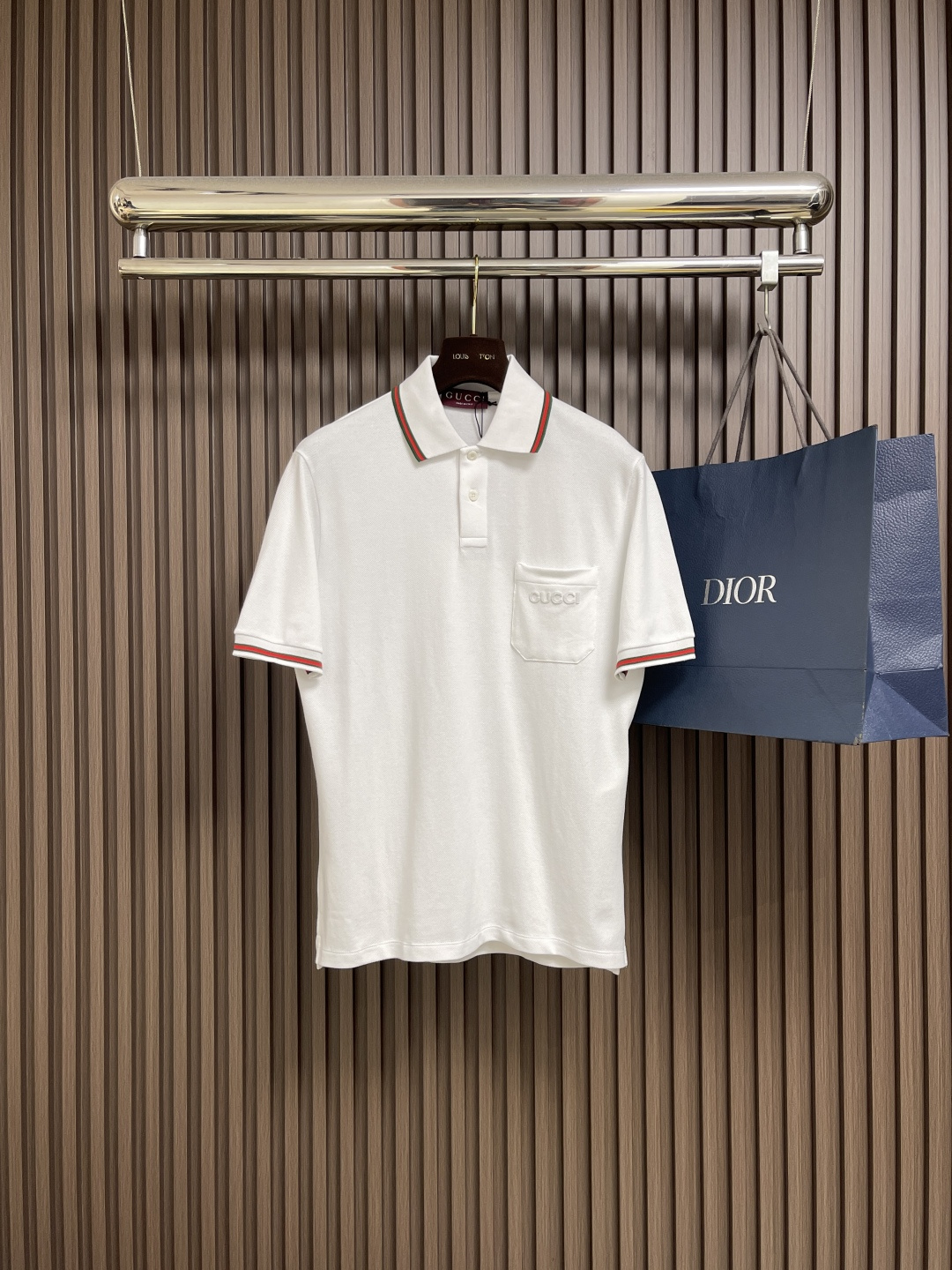 NO:537615,GUCCI 2025Ss new bead flooring short-sleeved POLO shirt custom-made triangular bead flooring, full of texture, comfortable skin, dark blue elegant charm, quiet and elegant, with logo words on the front on the chest, like a noble badge, colored edge threads as embellished like finishing touch, inject vitality and exquisiteness, simple and not simple, self-contained Size XS-L,,gucci,T-shirt,alexander wang19860909GUCCI 2025Ss新款珠地棉短袖POLO衫 定制三角珠层雅致珠地棉 质感十足 舒适贴肤 深蓝雅韵 静谧而优雅 正面饰有标识字样展于胸前 如同贵族徽章 彩边螺纹为缀 如同点睛之笔 注入活力与精致感 简约不简 风范自成 尺码XS-L,,gucci,T-shirt,alexander wang,Men's clothing