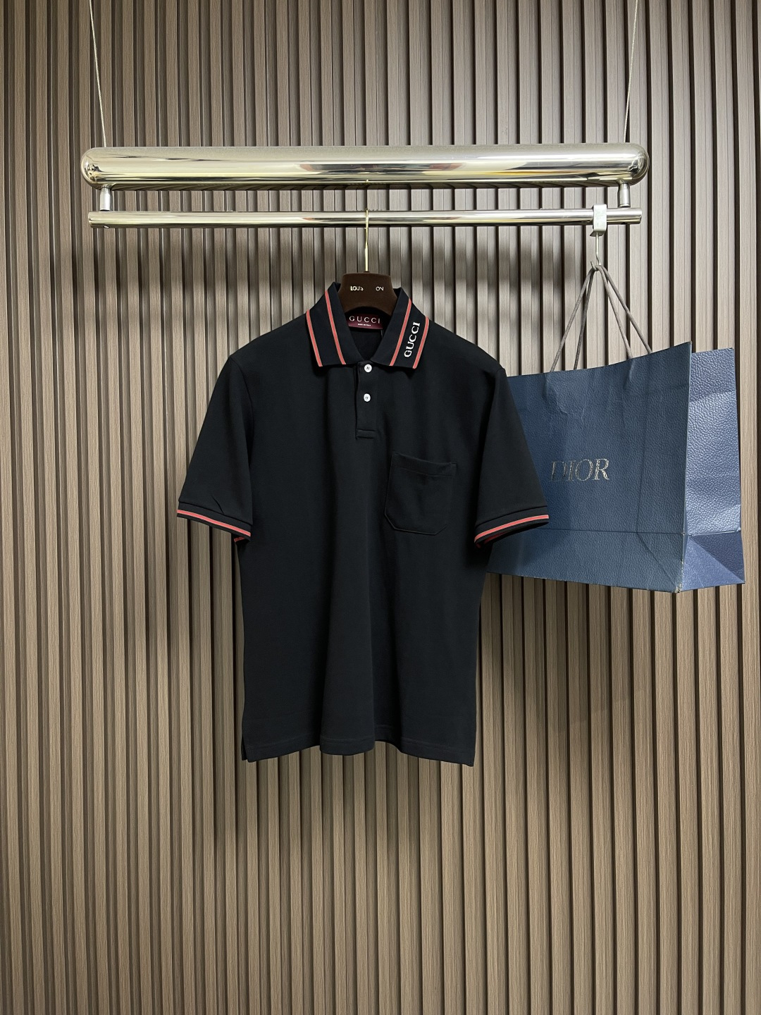 NO:537663,GUCCI logo neckline short-sleeved POLO, using customized high-density bead floor fabric, weighing 240g, after 12 washing processes + high-temperature shaping, it does not deform or shrink, the neckline letter logo pattern is embellished, outlined with 0.3mm extremely fine embroidery thread, each button is exclusively customized for opening molds, control high-end business places, customized auxiliary materials, complete three standards, the same style as men and women!  Size XS-L, gucci, T-shirt, alexander wang19860909GUCCI 徽标领口短袖POLO,采用定制高密度珠地面料,克重240g,经过12道水洗工序＋高温定型,不变形不缩水,领口字母徽标图案点缀,采用0.3mm极细绣线勾勒,每颗扣子都是专属开模定制,驾驭高端商务场所,定制辅料,三标齐全,男女同款！尺码XS-L,,gucci,T-shirt,alexander wang,Men's clothing