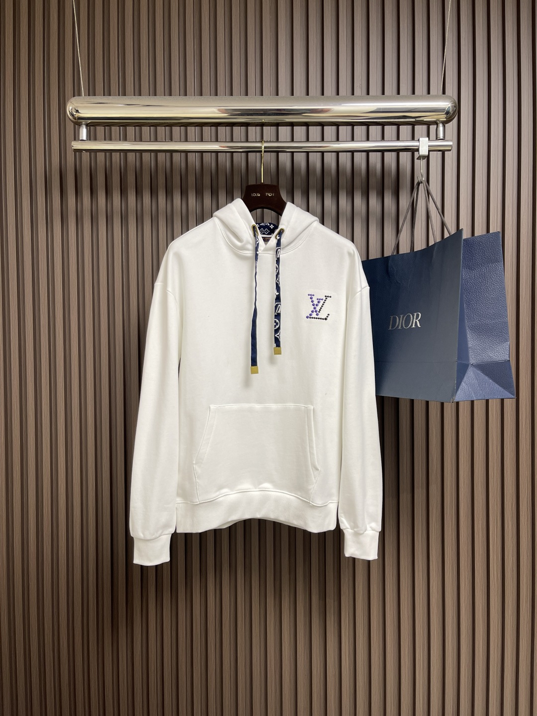 NO:539586,LV 2025ss new cotton hooded sweatshirt, this cotton hoodie is decorated with a Monogram print with a hood inside and a ribbon-shaped drawstring, and is matched with dazzling holes and exquisite drawstring ends, which can easily upgrade travel or daily style. Size S-XL Size bust 116cm long 71cm shoulder width 52cm M size bust 120cm long 73cm shoulder width 54cm L size bust 124cm long 75cm shoulder width 56cm XL size bust 128cm long 77cm shoulder width 58cm, louis vuitton,hoodie,sweatshirts,hats,alexander wang19860909LV 2025ss新款棉质连帽卫衣,本款棉质连帽衫为风帽内部和丝带造型抽绳铺陈Monogram 印花,搭配耀目孔眼与考究抽绳端头,可轻松升级旅行或日常造型.尺码S-XL S码胸围116cm衣长71cm 肩宽52cm M码胸围120cm 衣长73cm 肩宽54cm L码胸围124cm 衣长75cm 肩宽56cm XL码胸围128cm 衣长77cm 肩宽58cm,,louis vuitton,hoodie,sweatshirts,hats,alexander wang,Men's clothing