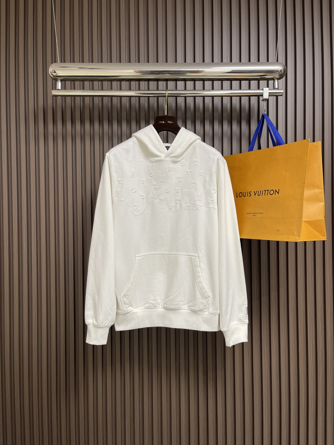 NO:537632,LV 2025SS early autumn new embroidered hooded sweatshirt, the fabric is made of 26s double yarn surface and 10s fish scale bottom fabric, and matched with 380g ribs and 21s double yarn pull-up frames, not only ensures the texture and warmth of the clothes, but also demonstrates quality in the details. The front vuitton embroidery craftsmanship adds a bright color to the simple design. The use of terry fish scale bottom fabric makes the clothes feel softer and thicker, with good water absorption and warmth. Overall, this hoodie is not only fashionable and versatile, but also shows high-quality craftsmanship and design in the details. Size S-XL Size bust 116cm long 71cm shoulder width 52cm M size bust 120cm long 73cm shoulder width 54cm L size bust 124cm long 75cm  Shoulder width 56cm XL size bust 128cm 77cm Shoulder width 58cm, louis vuitton, hoodie, sweatshirts, hats, alexander wang19860909LV 2025SS早秋新款绣花连帽卫衣,面料采用26s双纱面和10s鱼鳞底面料,搭配380g罗纹与21s双纱拉架,不仅确保了衣物的质感与保暖性,更在细节处彰显品质,正面的vuitton刺绣工艺精细,为简约设计增添了一抹亮色,而毛圈鱼鳞底面料的运用,则让衣物手感更加松软、厚实,具备良好的吸水性和保暖性,整体而言,这款连帽衫不仅时尚百搭,更在细节处展现了高品质的工艺与设计.尺码S-XL S码胸围116cm 衣长71cm 肩宽52cm M码胸围120cm 衣长73cm 肩宽54cm L码胸围124cm 衣长75cm 肩宽56cm XL码胸围128cm衣长77cm 肩宽58cm,,louis vuitton,hoodie,sweatshirts,hats,alexander wang,Men's clothing