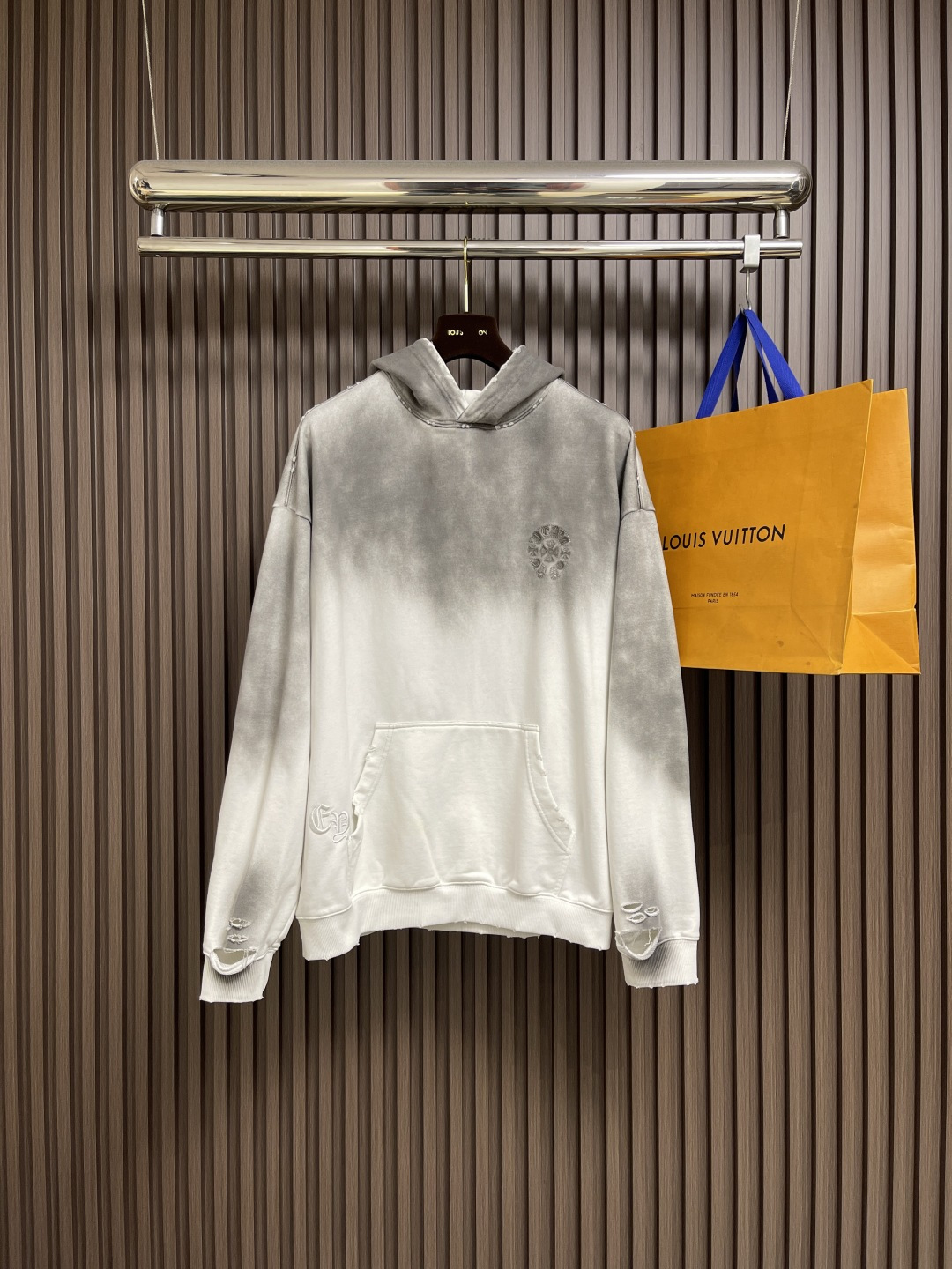 NO:537661,Chrome Hearts CH 2025SS American pickling and old laser burning patch embroidered couple casual hooded sweatshirt, customized fabric 440g tripe terry terry fabric!  American pickling and old original cloth laser burning + patch embroidery, exquisite embroidery of letters!  The clothes are soft after heavy washing!  Not picky, the upper body is absolutely stylish and extremely luxurious. Size S-XL S-Size bust 116cm long 71cm shoulder width 52cm M size bust 120cm long 73cm shoulder width 54cm L size bust 124cm long 75cm shoulder width 56cm XL size bust 128cm long 77cm shoulder width 58cm, chrome hearts, chrome hearts, hoodie, sweatshirts, hats, alexander wang19860909Chrome Hearts CH 克罗心 2025SS美式酸洗做旧激光烧花贴布绣情侣休闲连帽卫衣,定制面料440克牛肚毛圈面料！美式酸洗做旧原身布激光烧花＋贴布绣 字母精致刺绣！经过重水洗使得衣服很柔软！不挑人 上身绝对的有型 极度奢华.尺码S-XL S码胸围116cm 衣长71cm 肩宽52cm M码胸围120cm 衣长73cm 肩宽54cm L码胸围124cm 衣长75cm 肩宽56cm XL码胸围128cm衣长77cm 肩宽58cm,,chrome hearts,chrome hearts,hoodie,sweatshirts,hats,alexander wang,Men's clothing