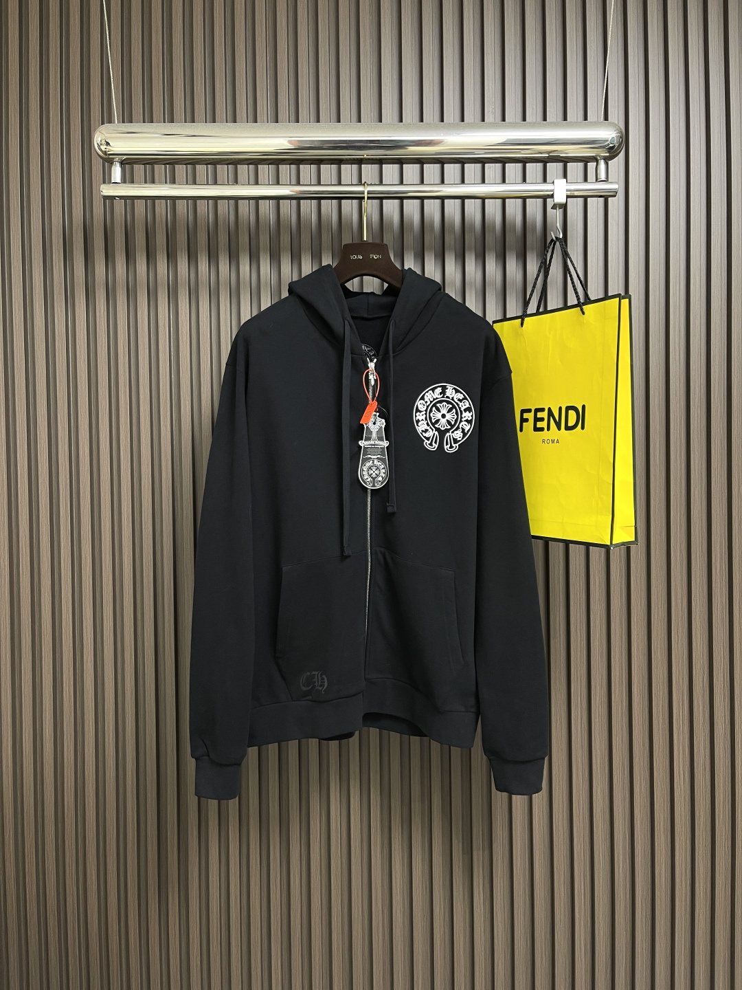 NO:548538,CH Croxin 2025SS letter printed zipper hooded jacket, customized plain velvet cotton fabric, delicate and smooth, comfortable skin, deep black as the base, plain white lines are neatly cracked, the front cross flower totem is accurately embellished on the chest, using glue printing, the printing has been modified three times with film mesh boards, printed patterns on the fabric with glue liquid paint, baking fabrics are fixed printing patterns, the fabrics are all washed, the texture is better, not easy to deform, not easy to shrink, not easy to fade, maintaining long-term beauty, chrome hearts, jackets & coats, hats, alexander wang19860909CH克罗心 2025SS字母印花拉链连帽外套,定制素绎苏绒棉布 细腻平滑 舒适贴肤 以深邃黑色为底 素白线条利落进裂 前幅十字花图腾精准点缀于胸前 采用胶浆印花 印花经过三次菲林网板修改 使用胶浆液体涂料在织物上打印图案 烘烤织物以固定印刷图案 面料都经过浇洗 手感质感更佳 不易变形 不易缩水 不易褪色 保持长久的美观,,chrome hearts,jackets & coats,hats,alexander wang,Men's clothing