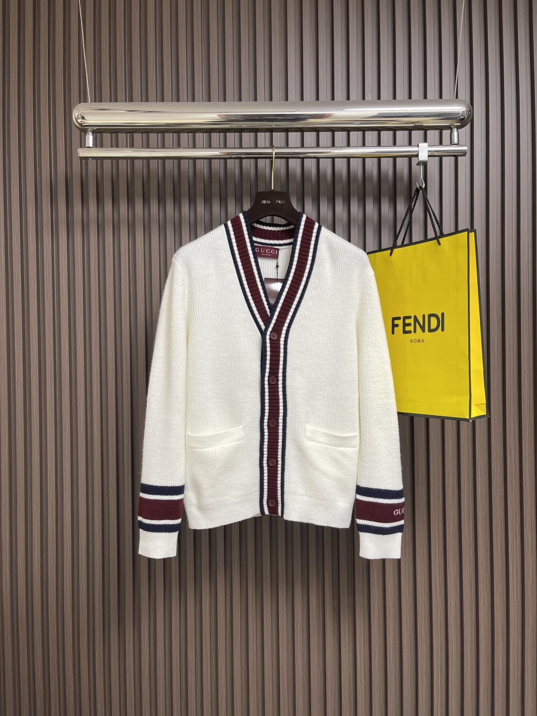 NO:537603,Gucci 2025SS new V-neck knitted cardigan, this sweater is made of wool knitted fabric, with the sleeves embellished Gucc inlays. The lettering button-style opening and closing is soft and comfortable, and the upper body effect is excellent. The same style as men and women, highly recommended!  Size S-XL, gucci,alexander wang19860909Gucci 2025SS新款V领针织开衫,这款针织衫采用羊毛针织面料制作而成,袖子缀饰Gucc嵌花.刻字纽扣式开合,质感柔软舒适,上身效果超级赞,男女同款,强烈推荐！尺码S-XL,,gucci,alexander wang,Men's clothing