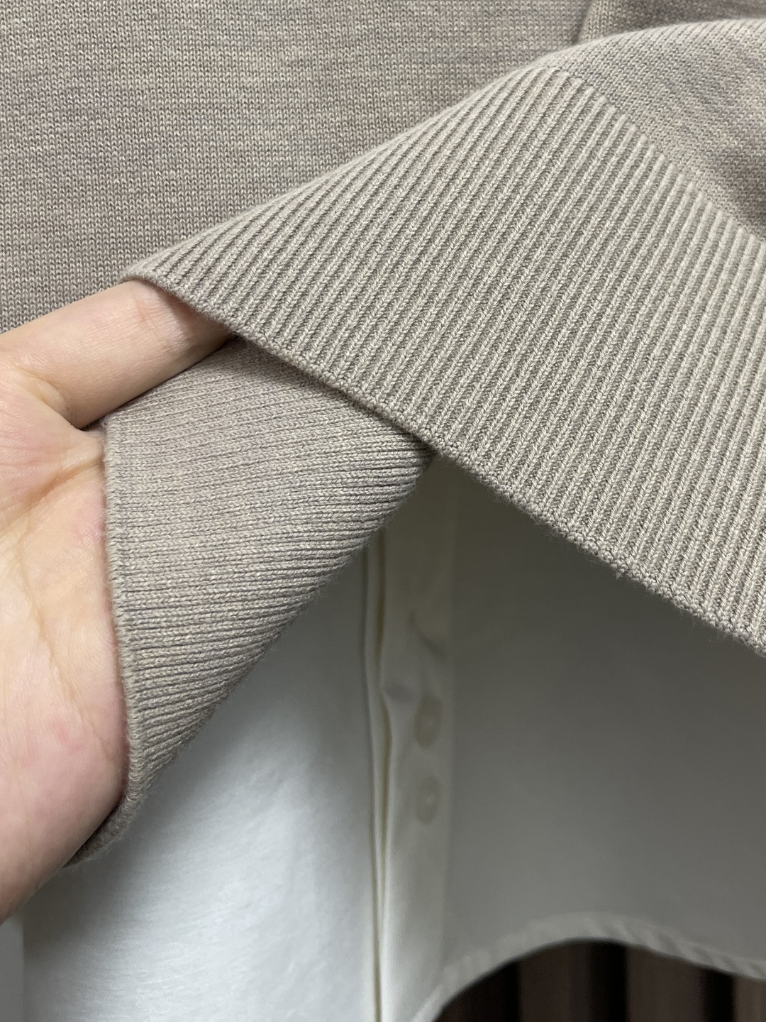 🛒🛒LOEWE 罗意威拼接针织衬衫，前片选用高支棉纱通过经密高，纬密低的织造工艺制成轻薄且具有极佳透气性