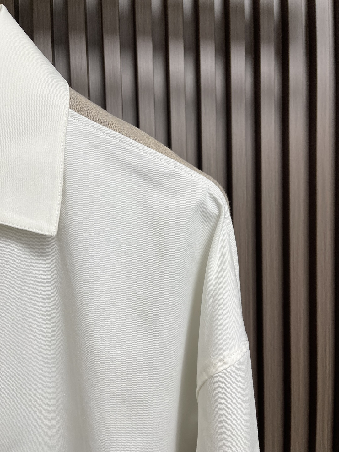 🛒🛒LOEWE 罗意威拼接针织衬衫，前片选用高支棉纱通过经密高，纬密低的织造工艺制成轻薄且具有极佳透气性