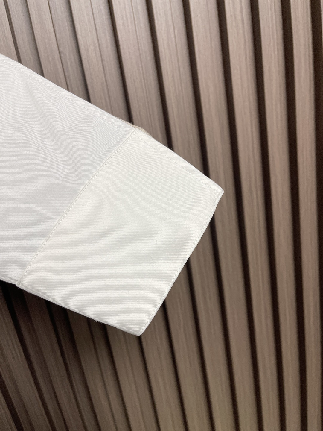 🛒🛒LOEWE 罗意威拼接针织衬衫，前片选用高支棉纱通过经密高，纬密低的织造工艺制成轻薄且具有极佳透气性