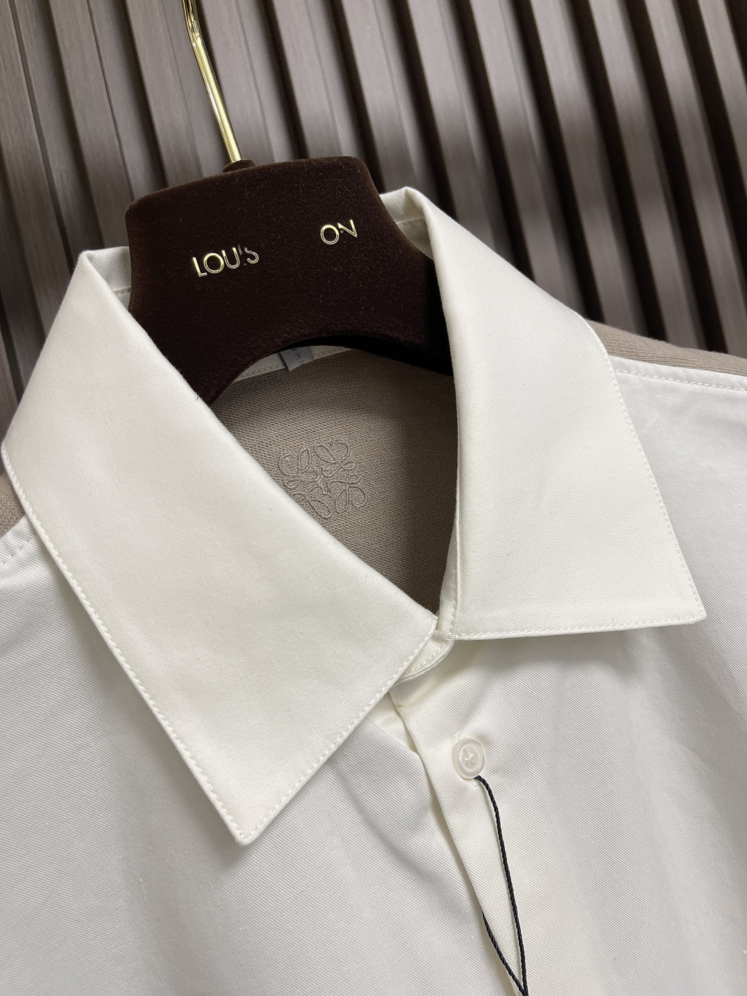 🛒🛒LOEWE 罗意威拼接针织衬衫，前片选用高支棉纱通过经密高，纬密低的织造工艺制成轻薄且具有极佳透气性