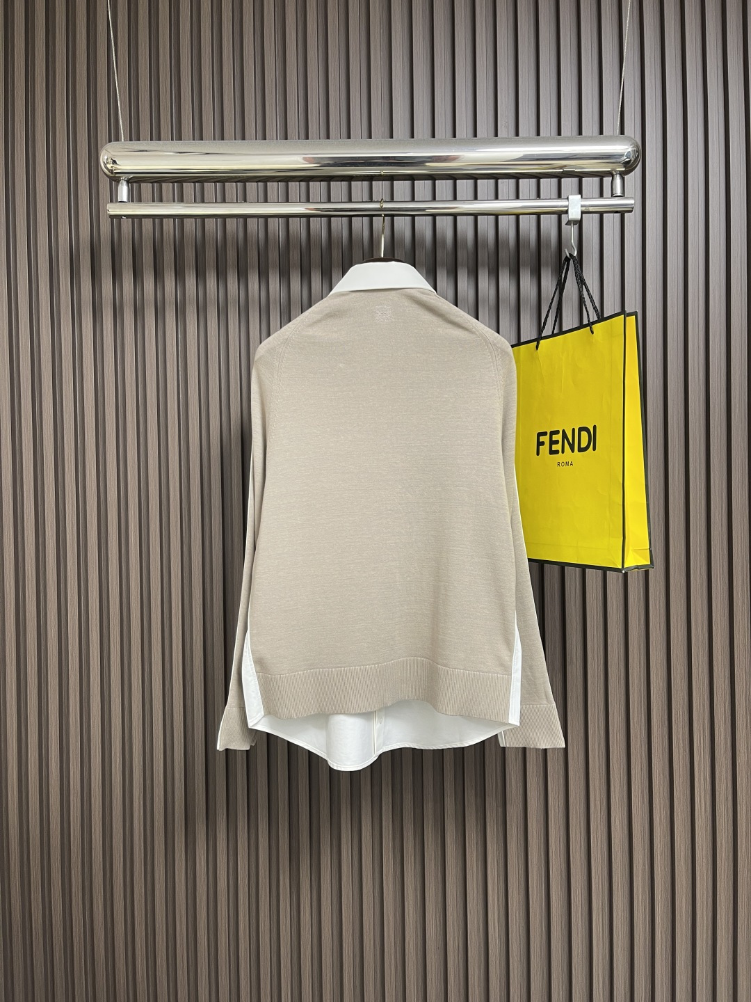 🛒🛒LOEWE 罗意威拼接针织衬衫，前片选用高支棉纱通过经密高，纬密低的织造工艺制成轻薄且具有极佳透气性