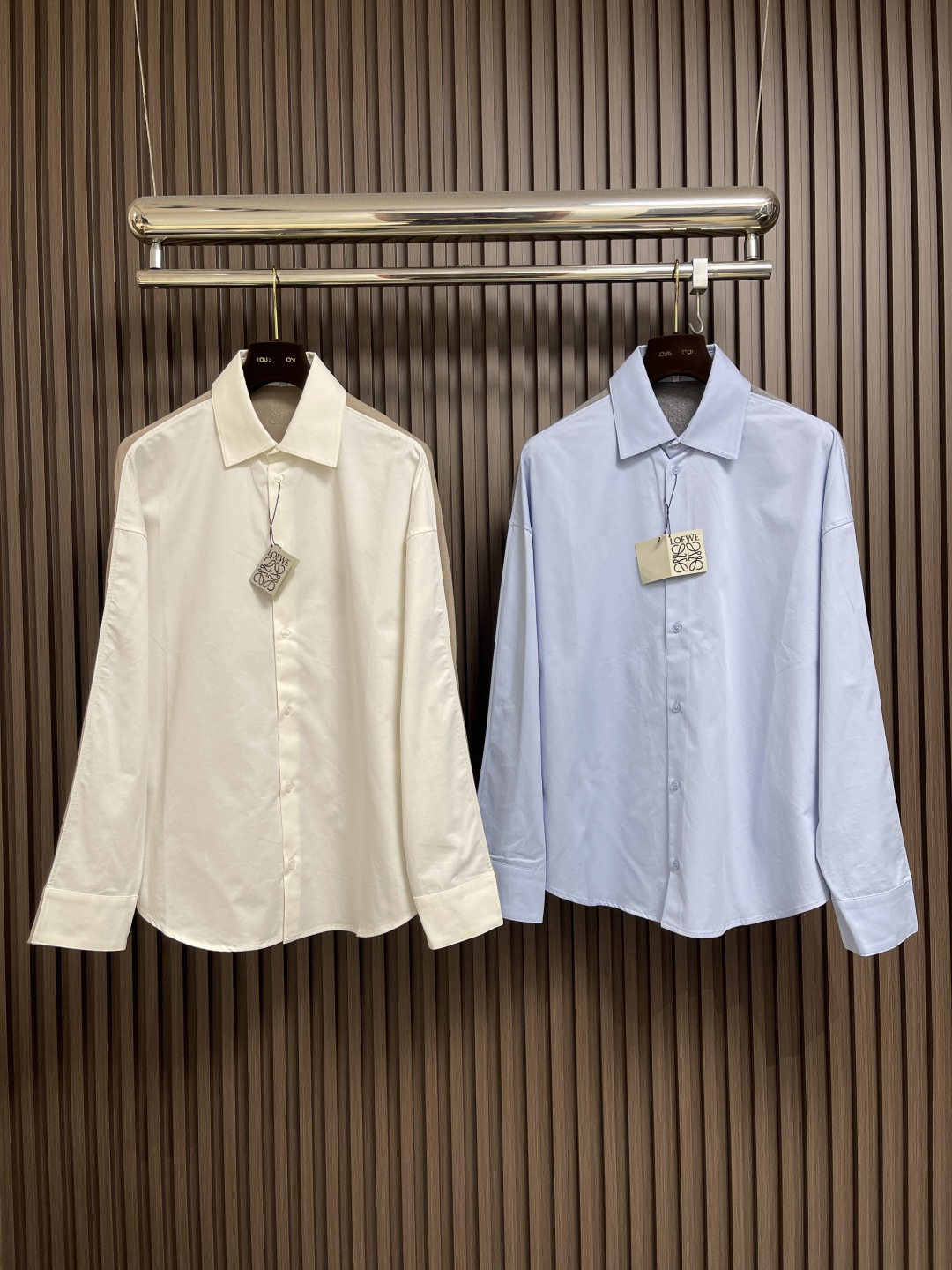 🛒🛒LOEWE 罗意威拼接针织衬衫，前片选用高支棉纱通过经密高，纬密低的织造工艺制成轻薄且具有极佳透气性