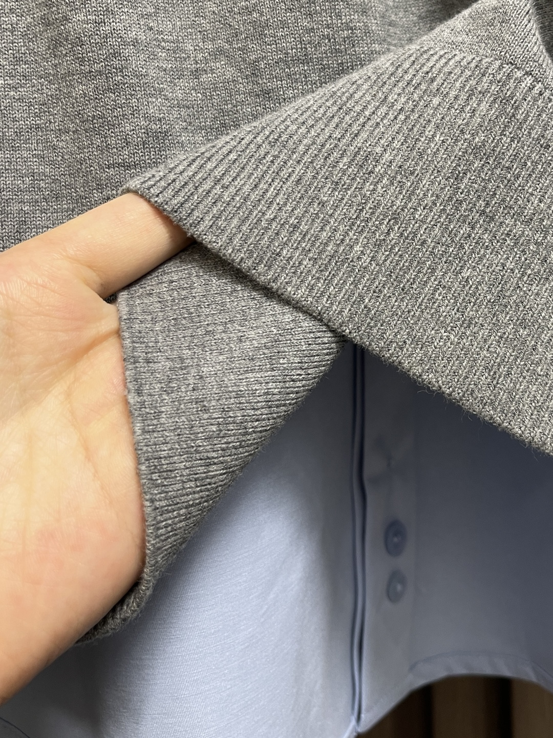 🛒🛒LOEWE 罗意威拼接针织衬衫，前片选用高支棉纱通过经密高，纬密低的织造工艺制成轻薄且具有极佳透气性