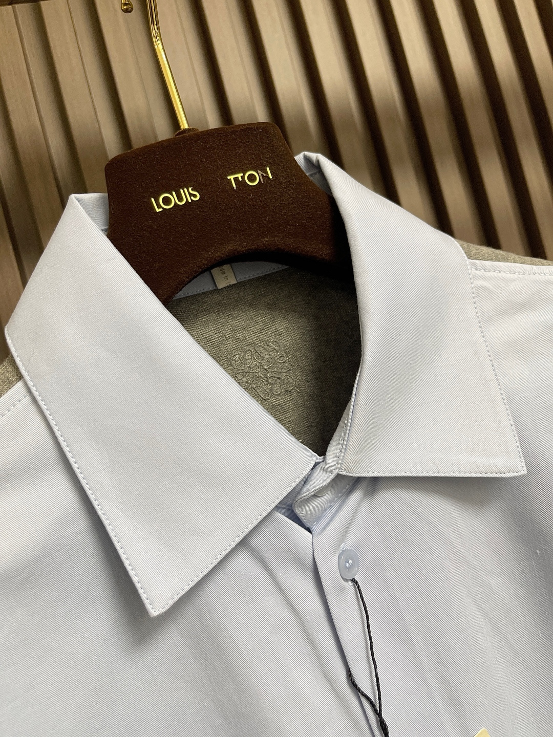 🛒🛒LOEWE 罗意威拼接针织衬衫，前片选用高支棉纱通过经密高，纬密低的织造工艺制成轻薄且具有极佳透气性