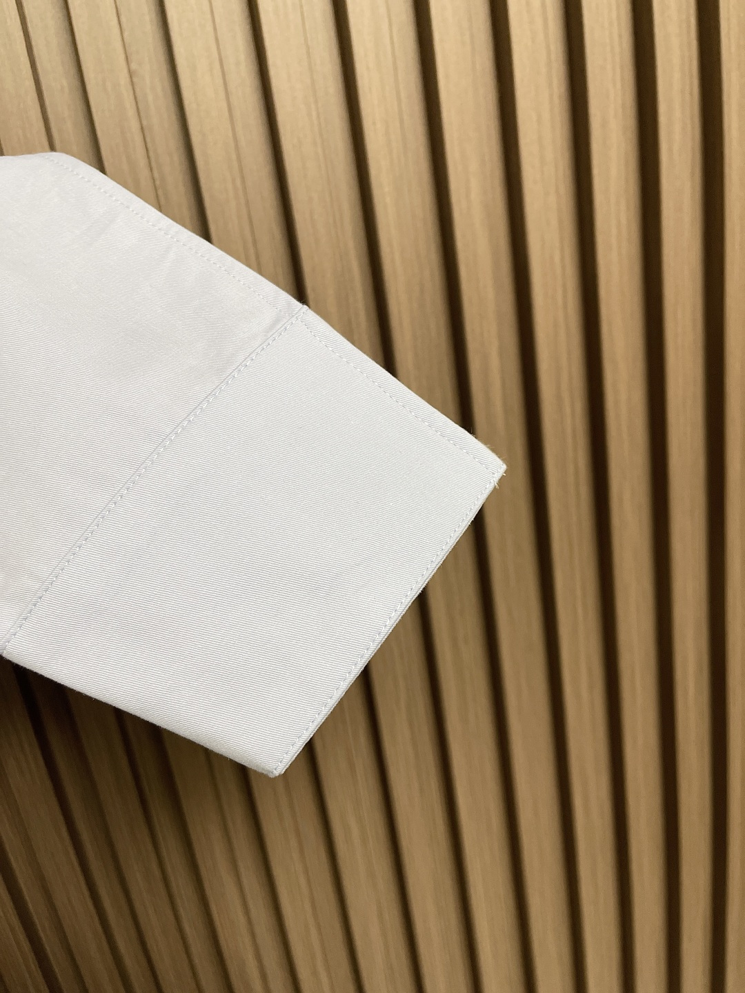 🛒🛒LOEWE 罗意威拼接针织衬衫，前片选用高支棉纱通过经密高，纬密低的织造工艺制成轻薄且具有极佳透气性