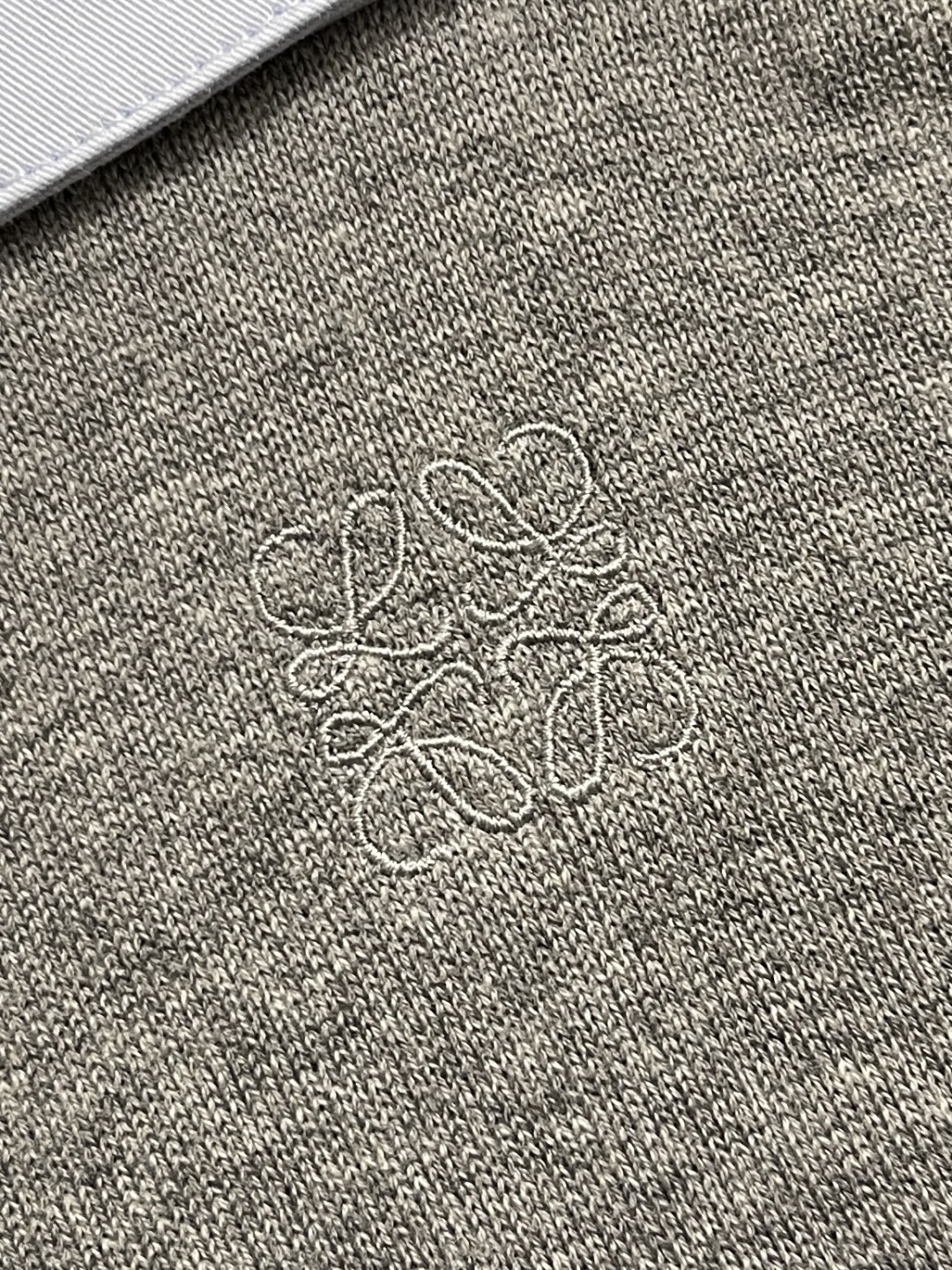 🛒🛒LOEWE 罗意威拼接针织衬衫，前片选用高支棉纱通过经密高，纬密低的织造工艺制成轻薄且具有极佳透气性